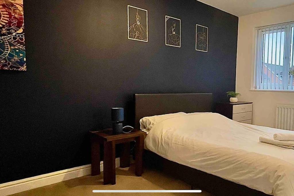 Modern 4 bed house perfect for contractors with free parking view 5