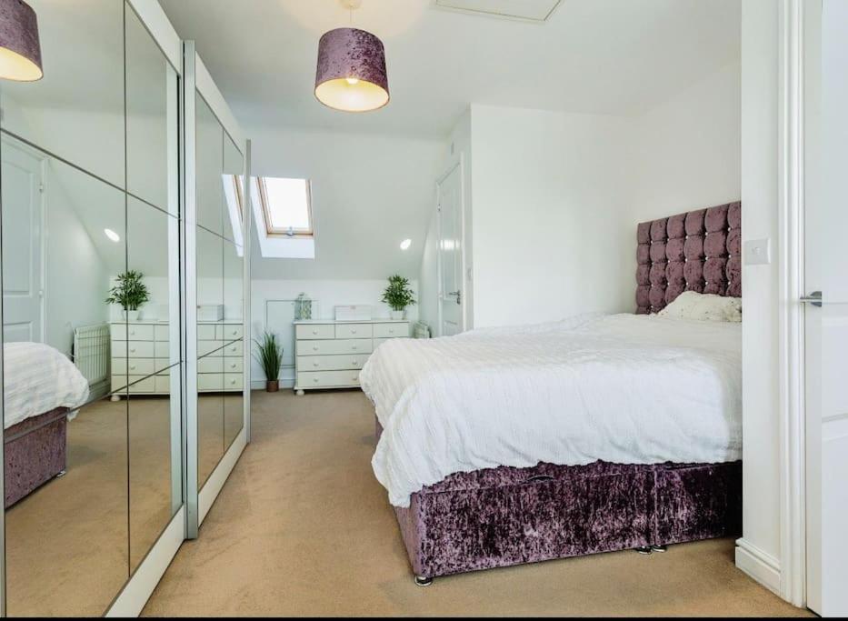 Modern 4 bed house perfect for contractors with free parking view 2