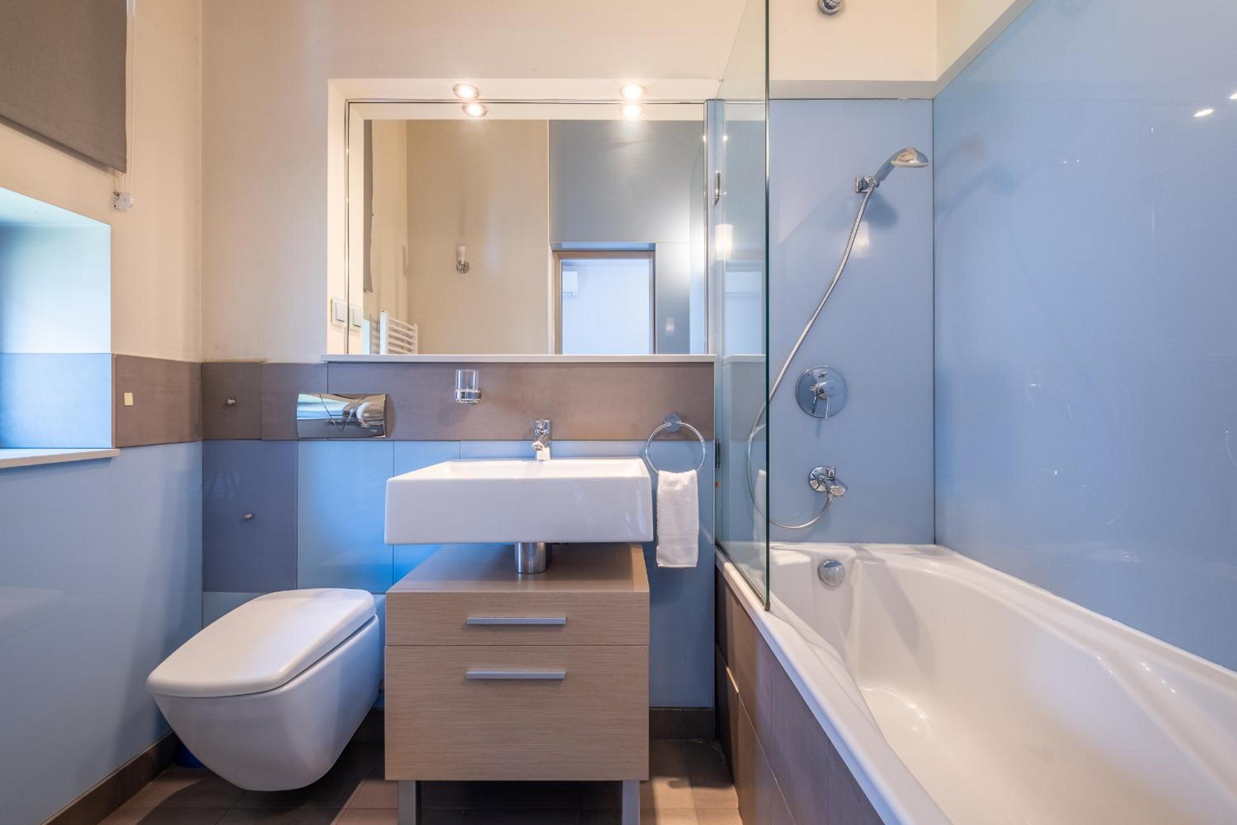 Spacious & Modern 2BD 2BA Flat - Prime Location by FM