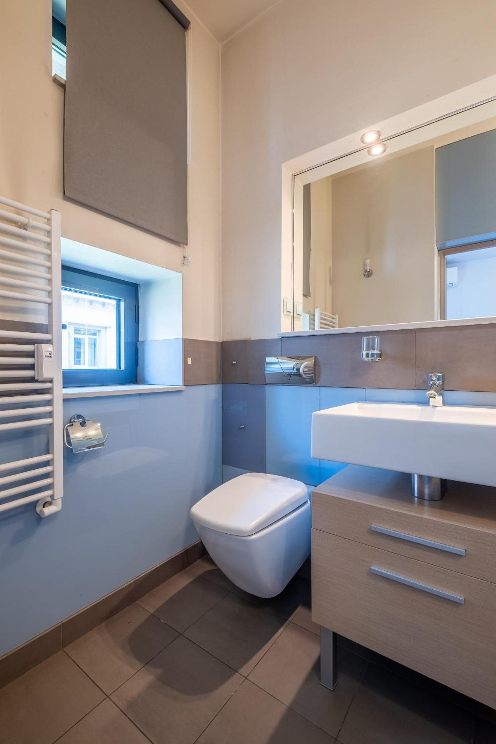 Spacious & Modern 2BD 2BA Flat - Prime Location by FM