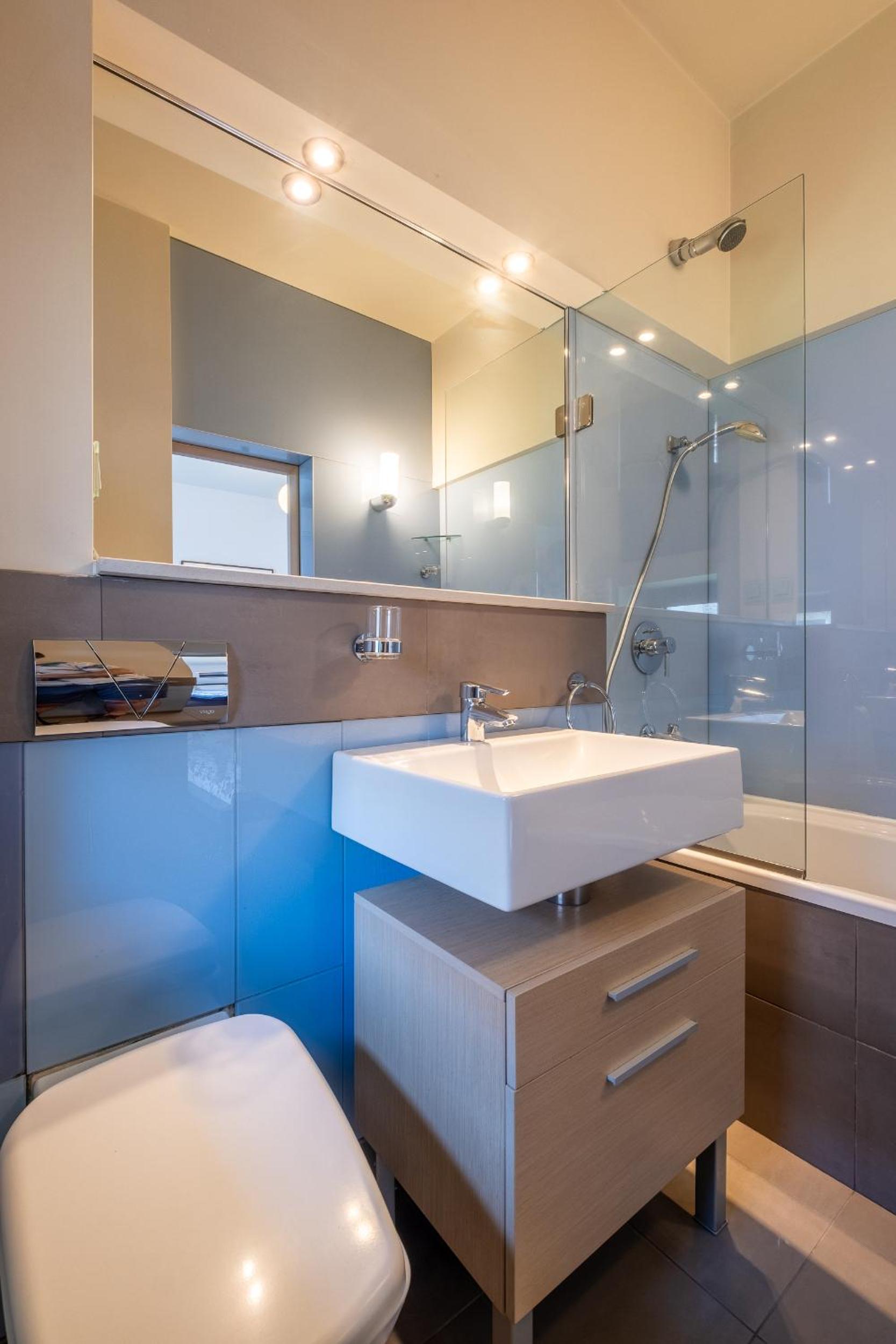 Spacious & Modern 2BD 2BA Flat - Prime Location by FM