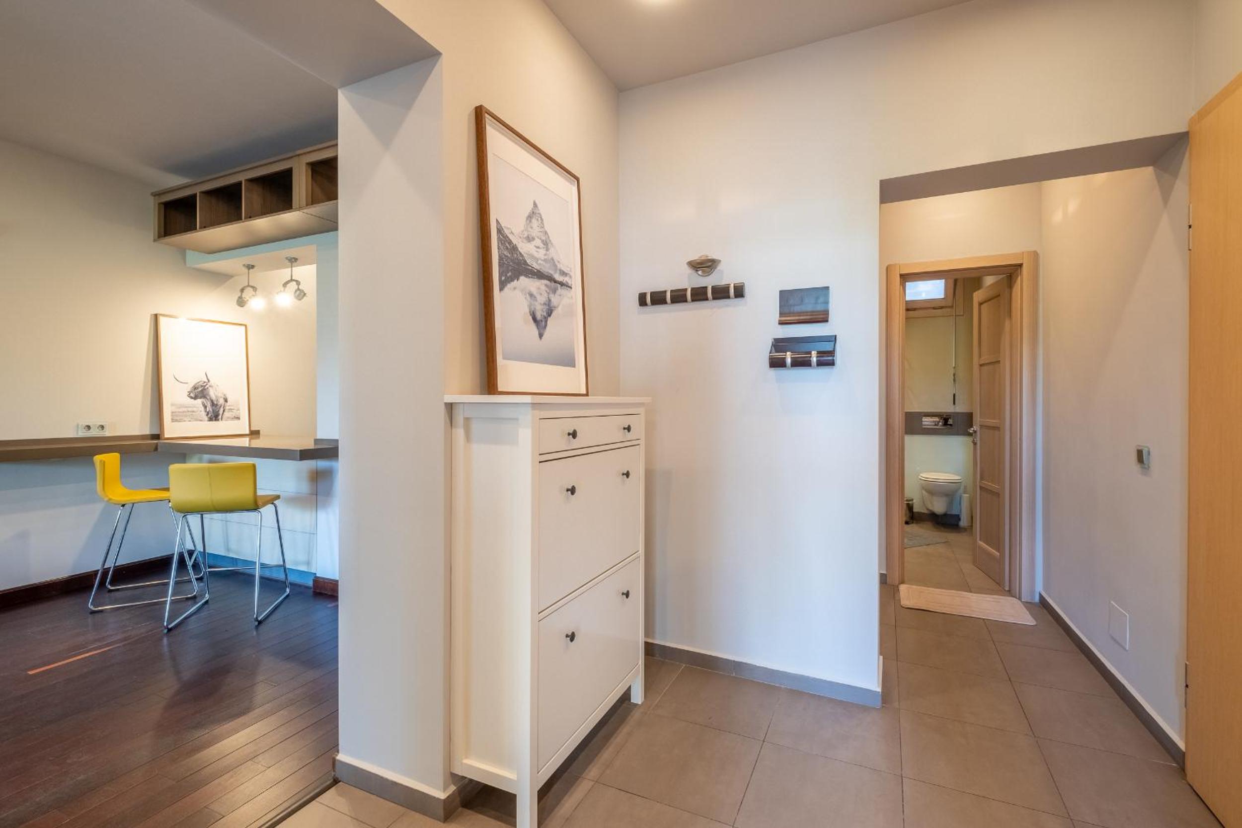 Spacious & Modern 2BD 2BA Flat - Prime Location by FM