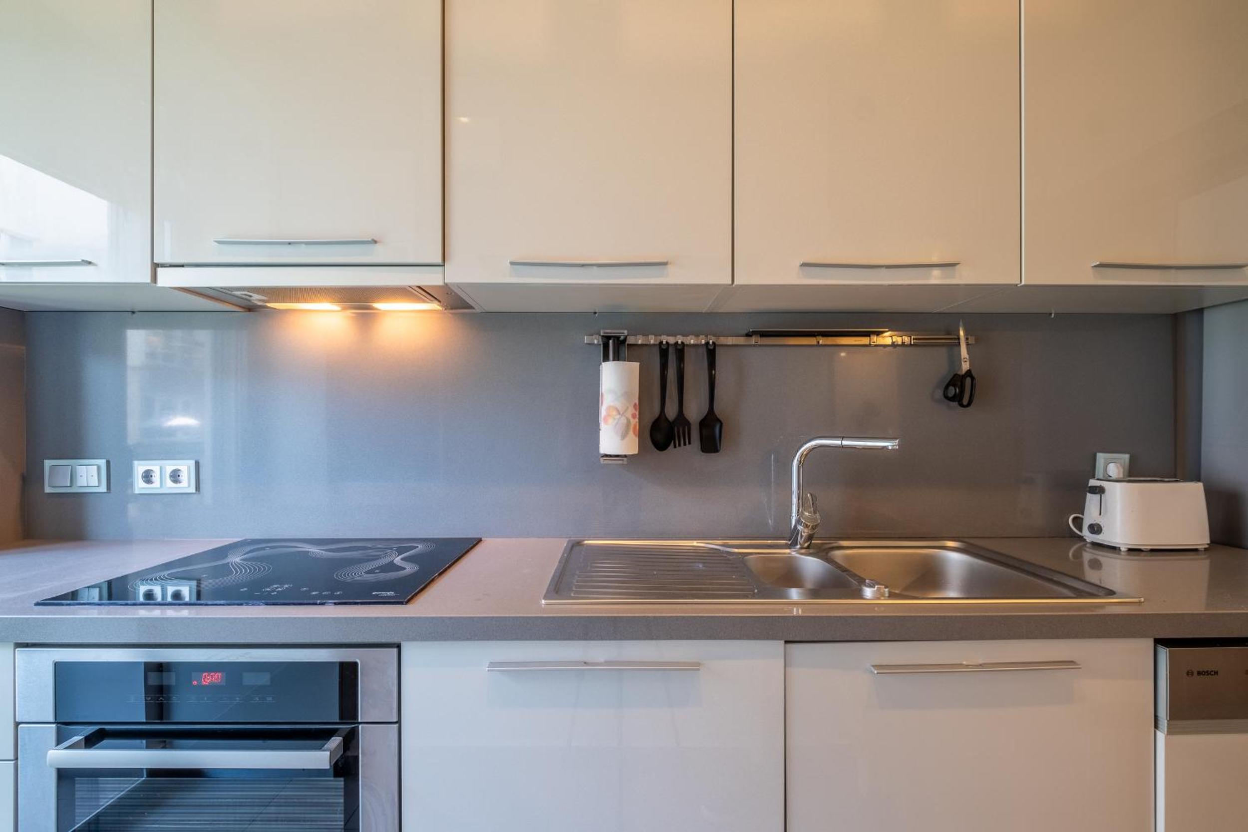Spacious & Modern 2BD 2BA Flat - Prime Location by FM