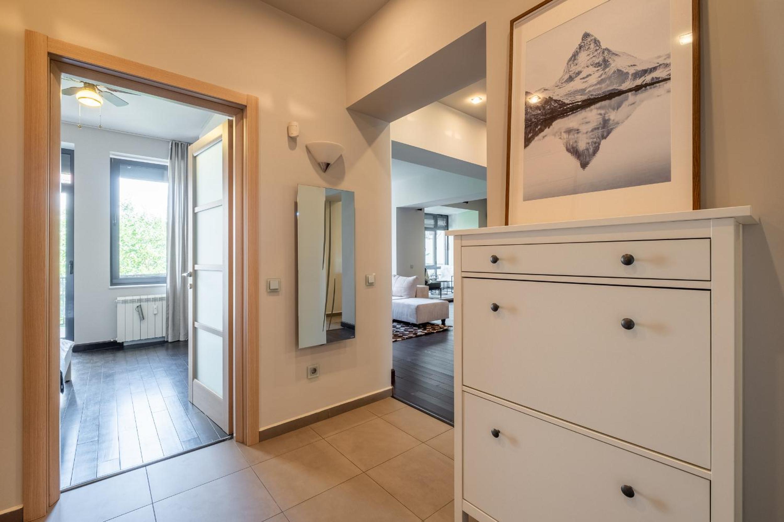 Spacious & Modern 2BD 2BA Flat - Prime Location by FM