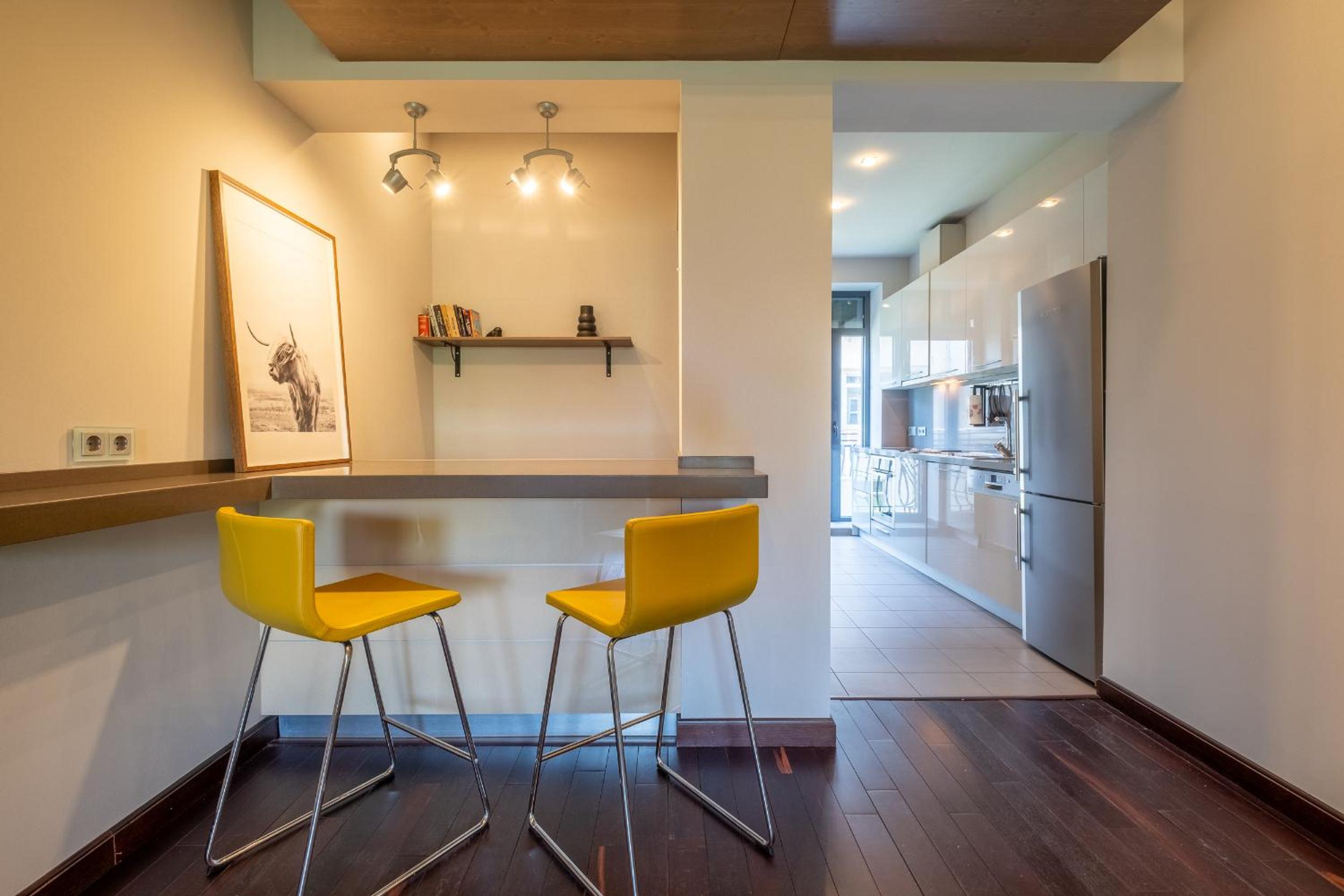 Spacious & Modern 2BD 2BA Flat - Prime Location by FM