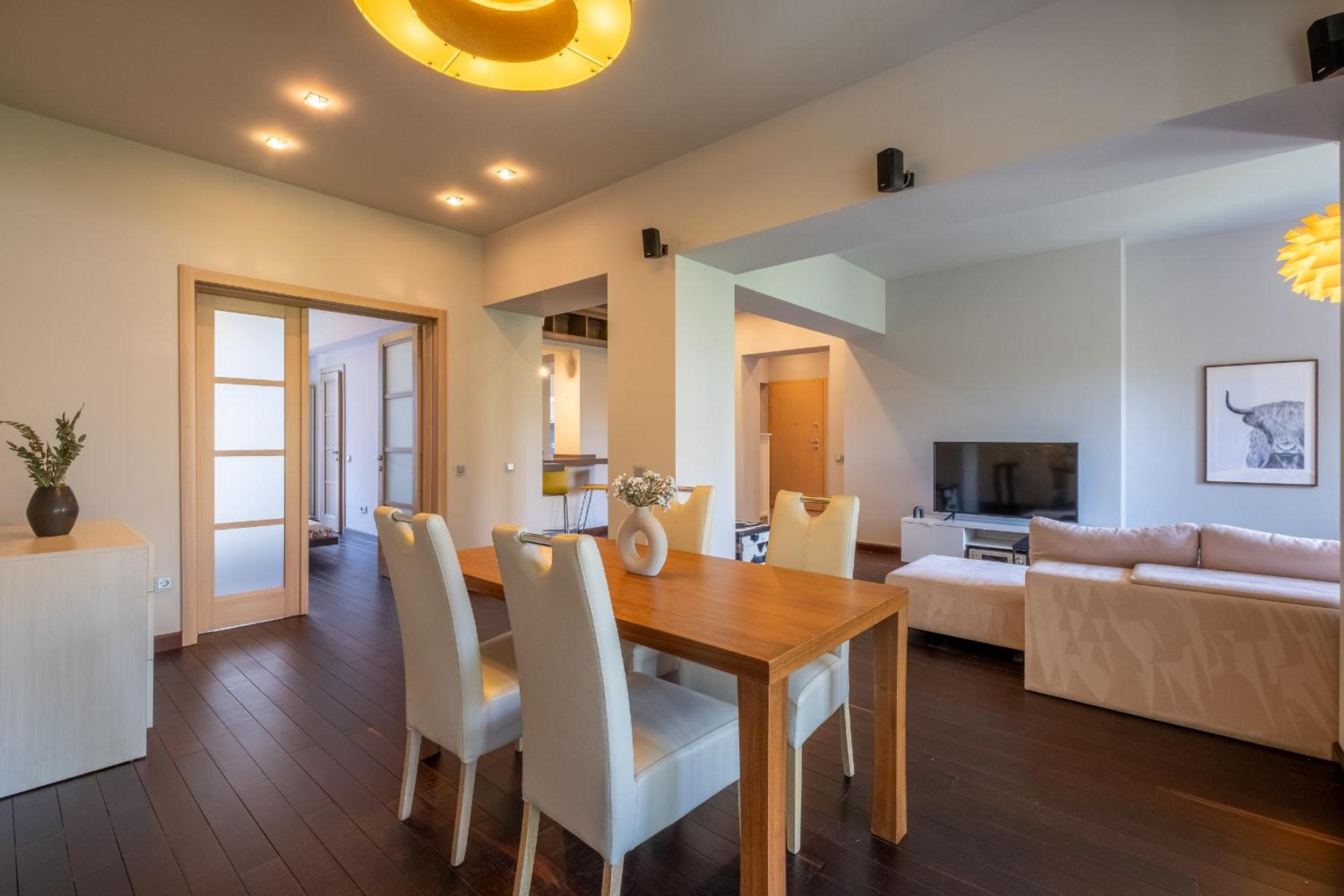 Spacious & Modern 2BD 2BA Flat - Prime Location by FM