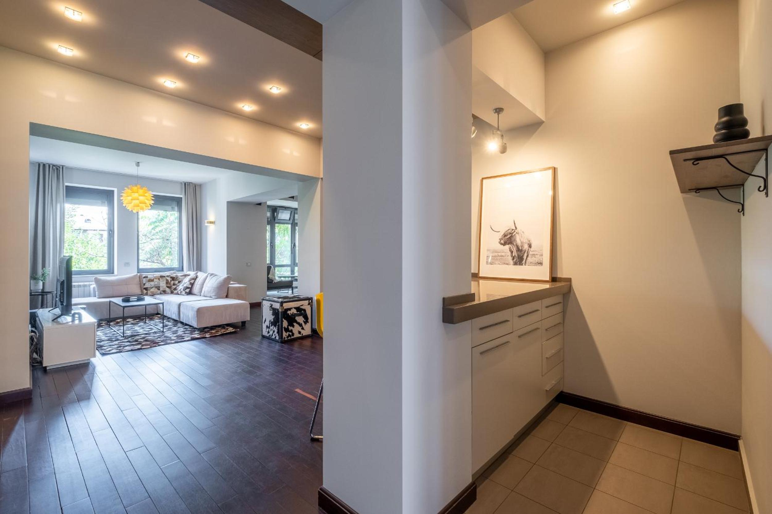 Spacious & Modern 2BD 2BA Flat - Prime Location by FM