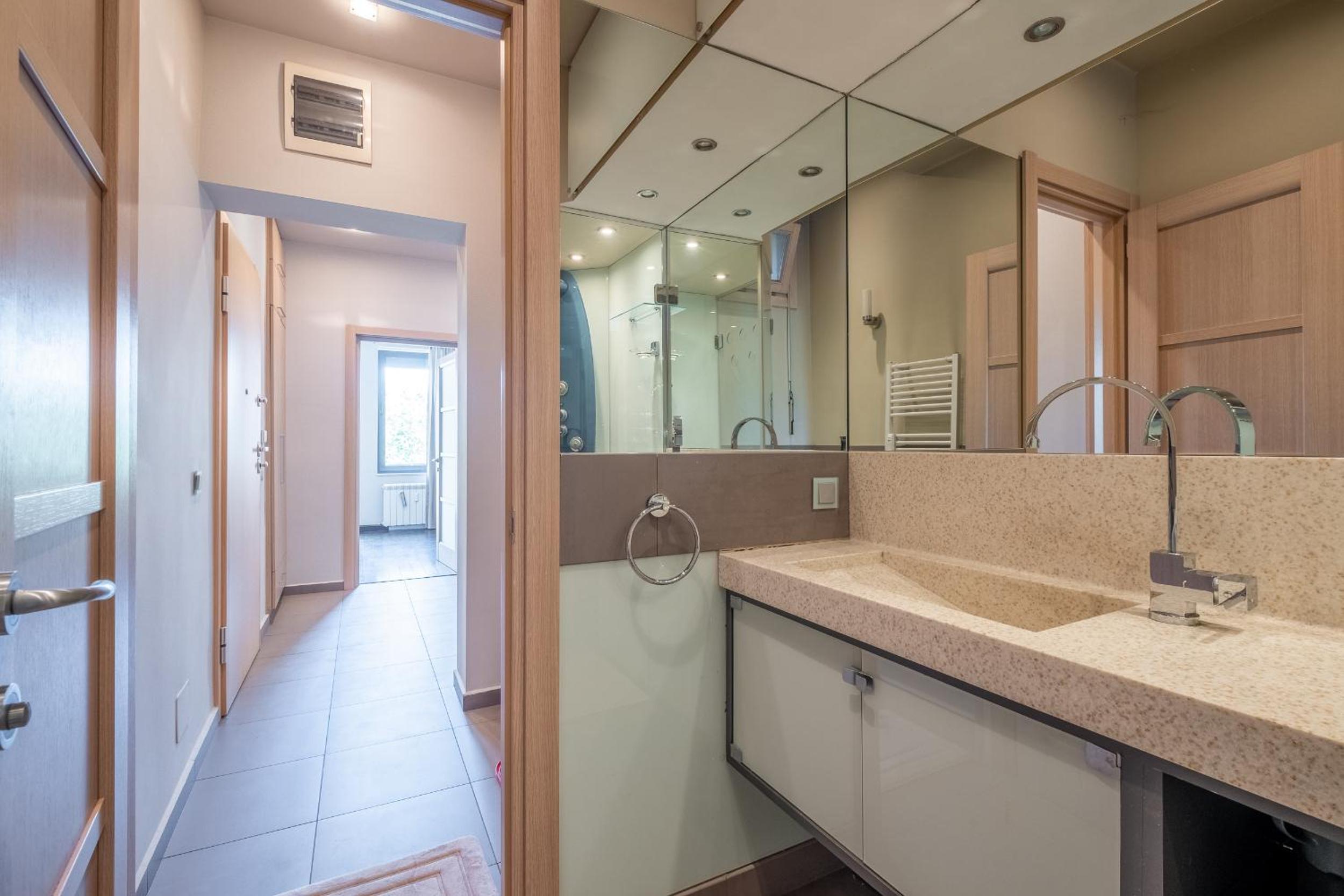 Spacious & Modern 2BD 2BA Flat - Prime Location by FM
