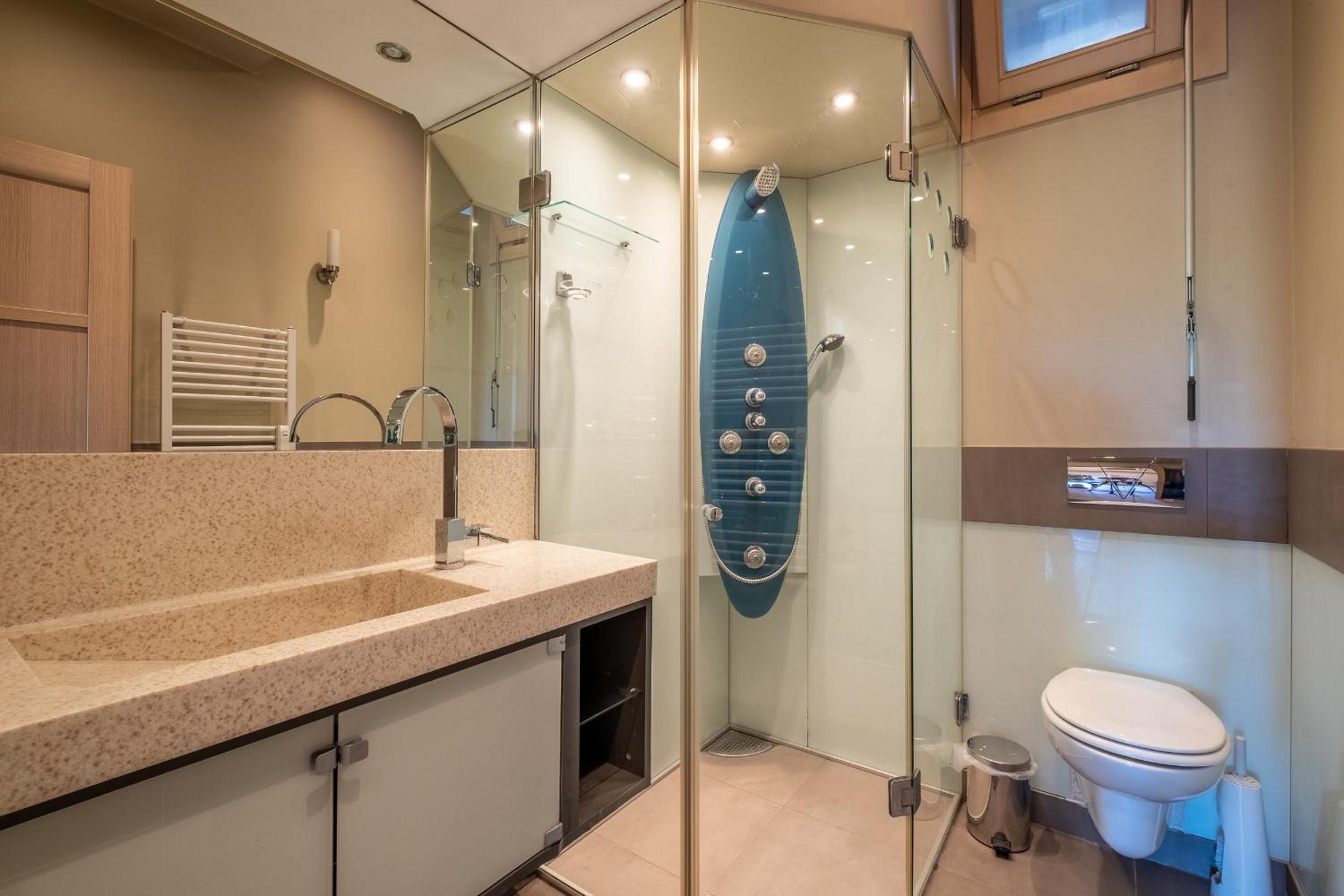Spacious & Modern 2BD 2BA Flat - Prime Location by FM