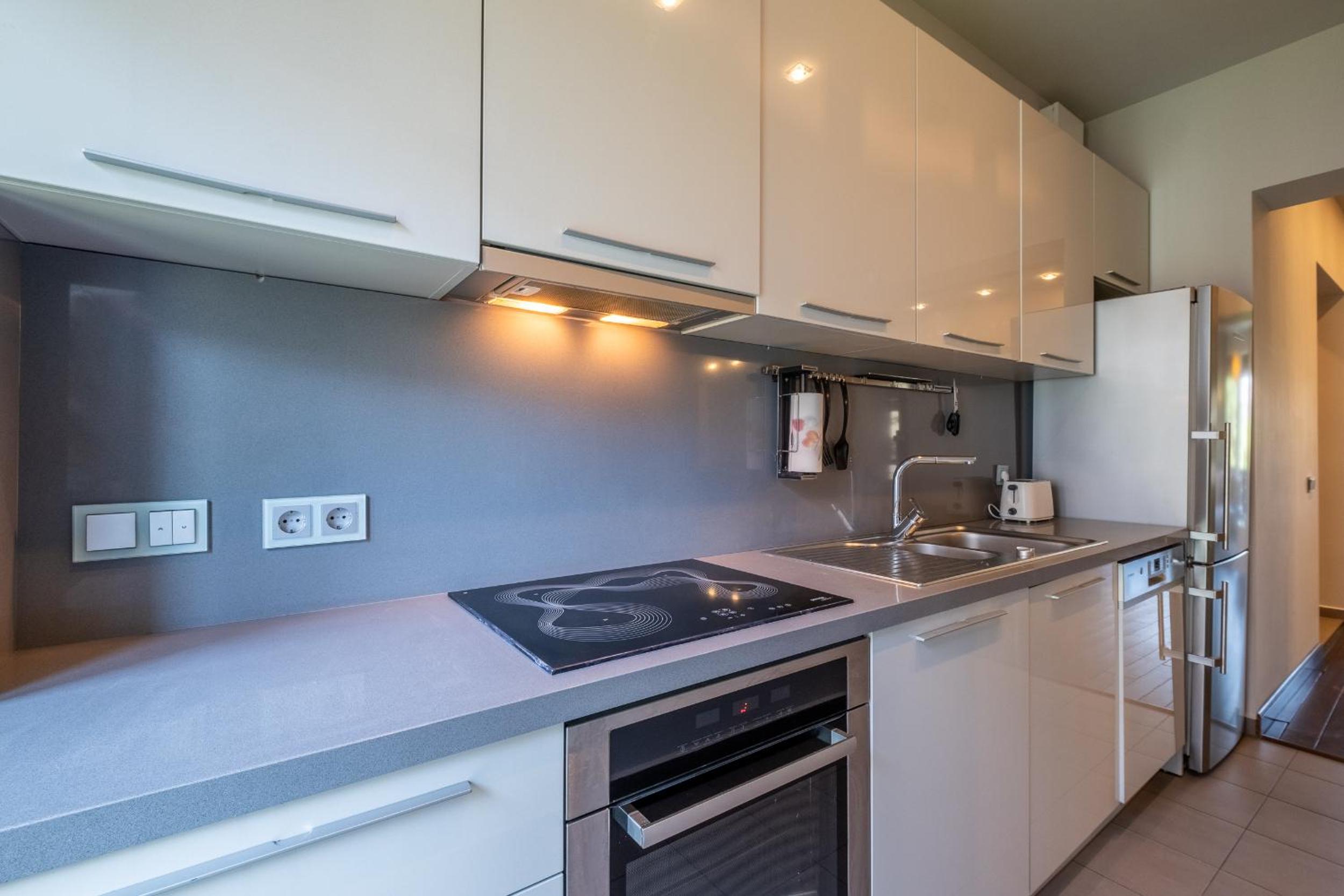 Spacious & Modern 2BD 2BA Flat - Prime Location by FM