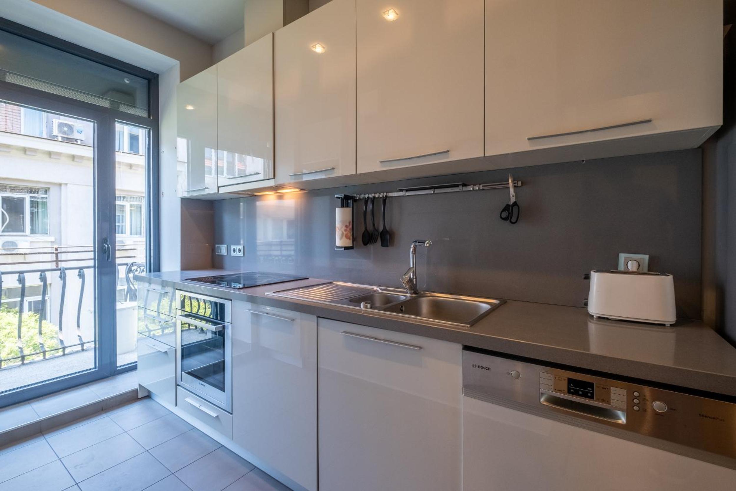 Spacious & Modern 2BD 2BA Flat - Prime Location by FM