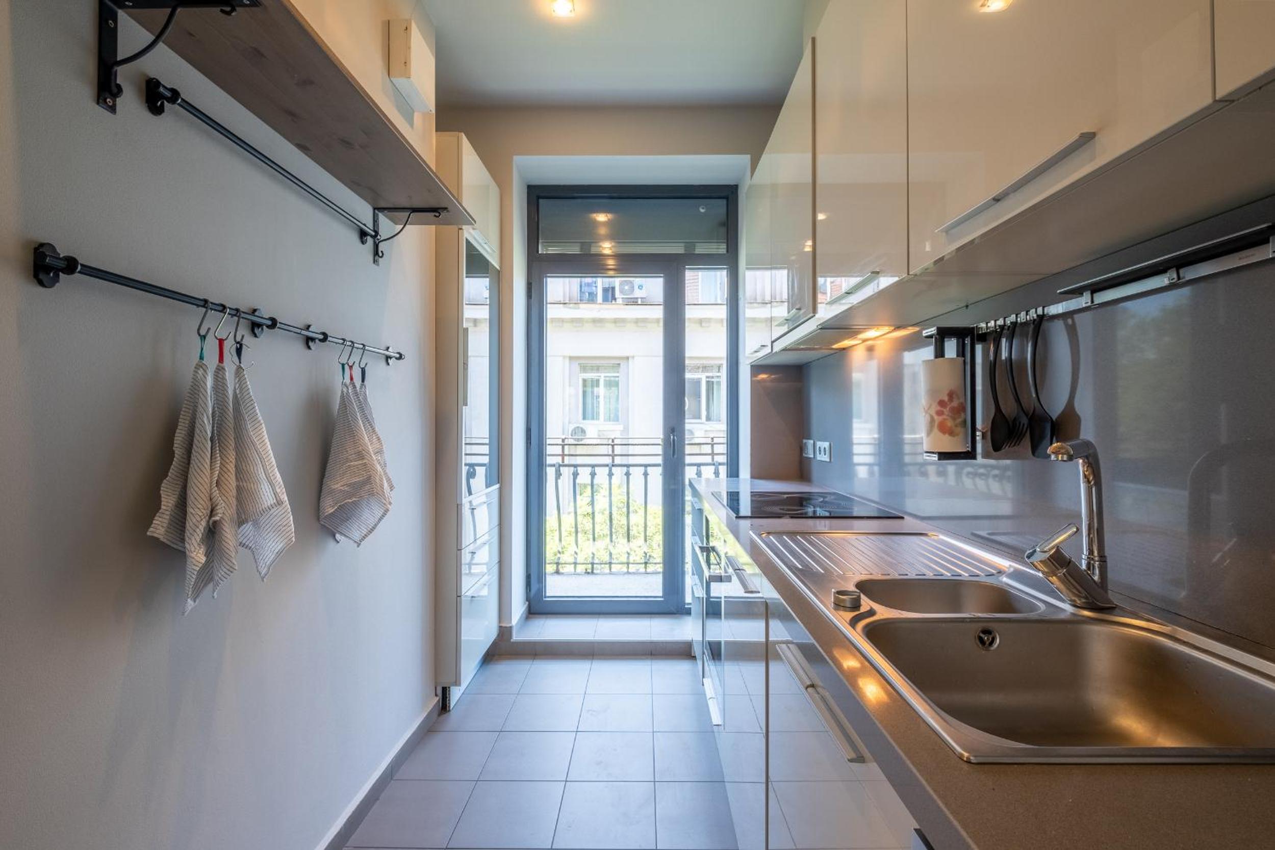 Spacious & Modern 2BD 2BA Flat - Prime Location by FM