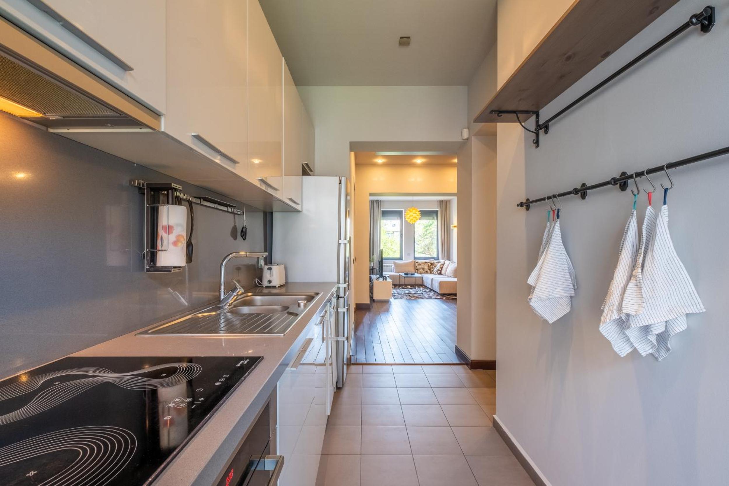 Spacious & Modern 2BD 2BA Flat - Prime Location by FM