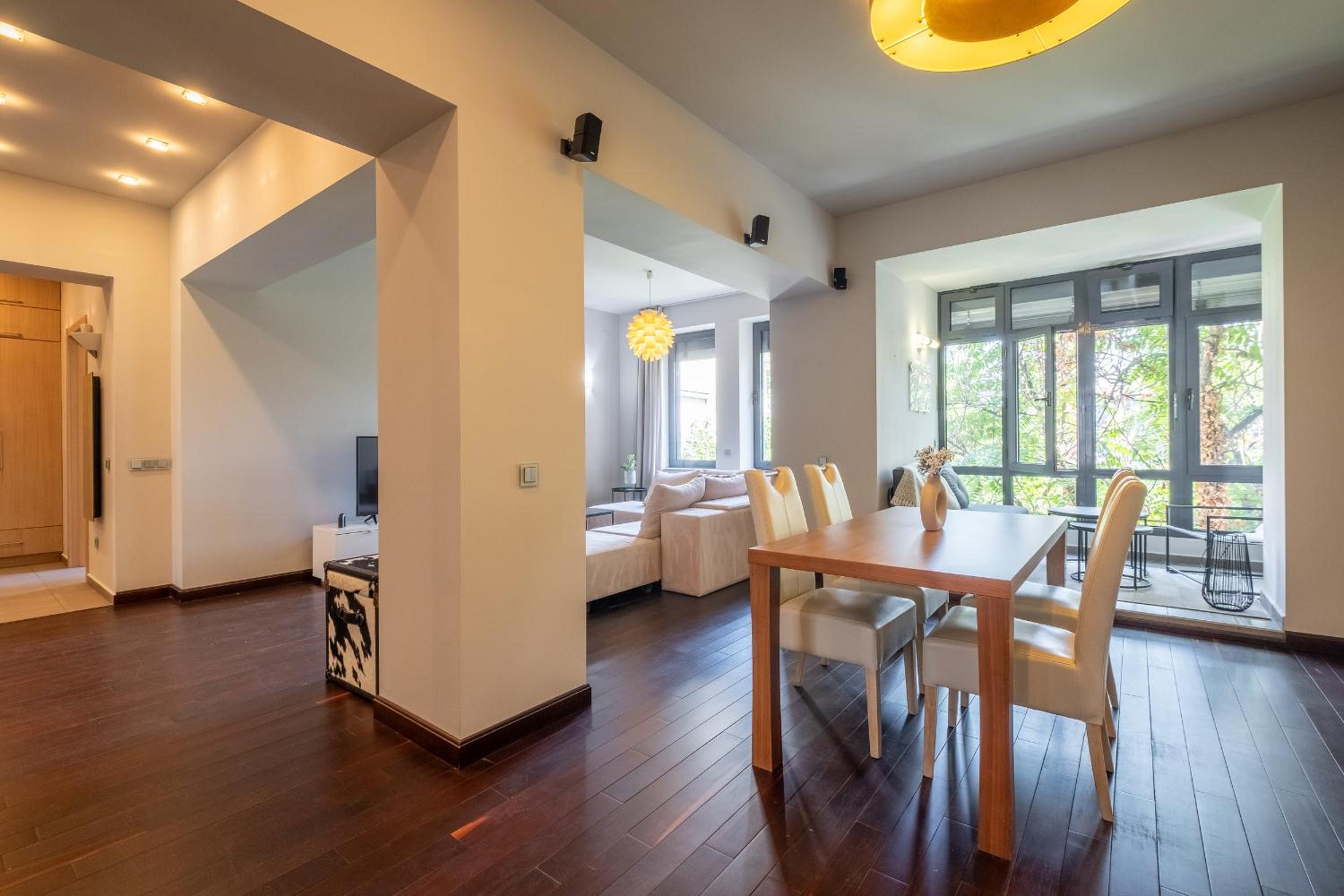 Spacious & Modern 2BD 2BA Flat - Prime Location by FM