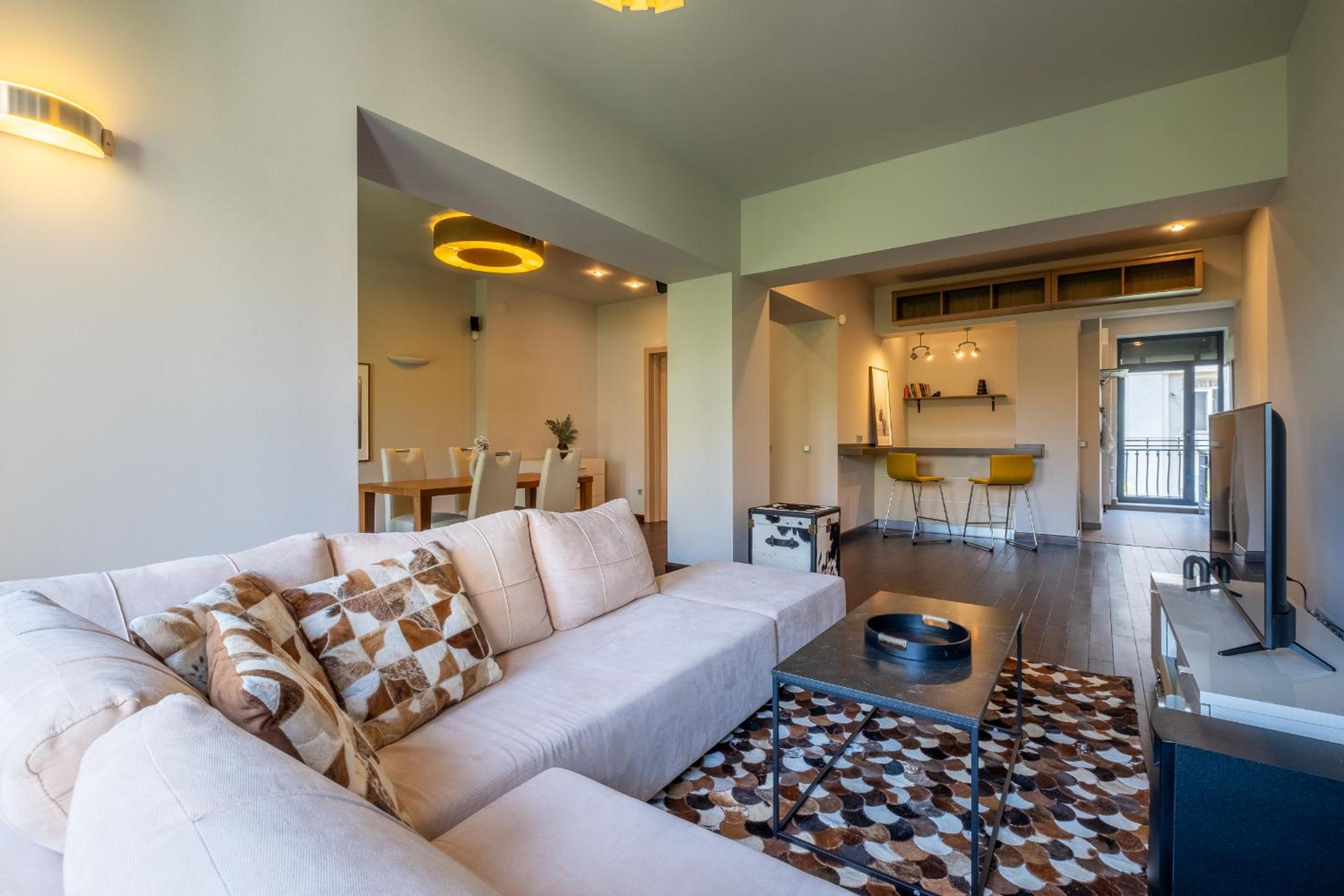 Spacious & Modern 2BD 2BA Flat - Prime Location by FM
