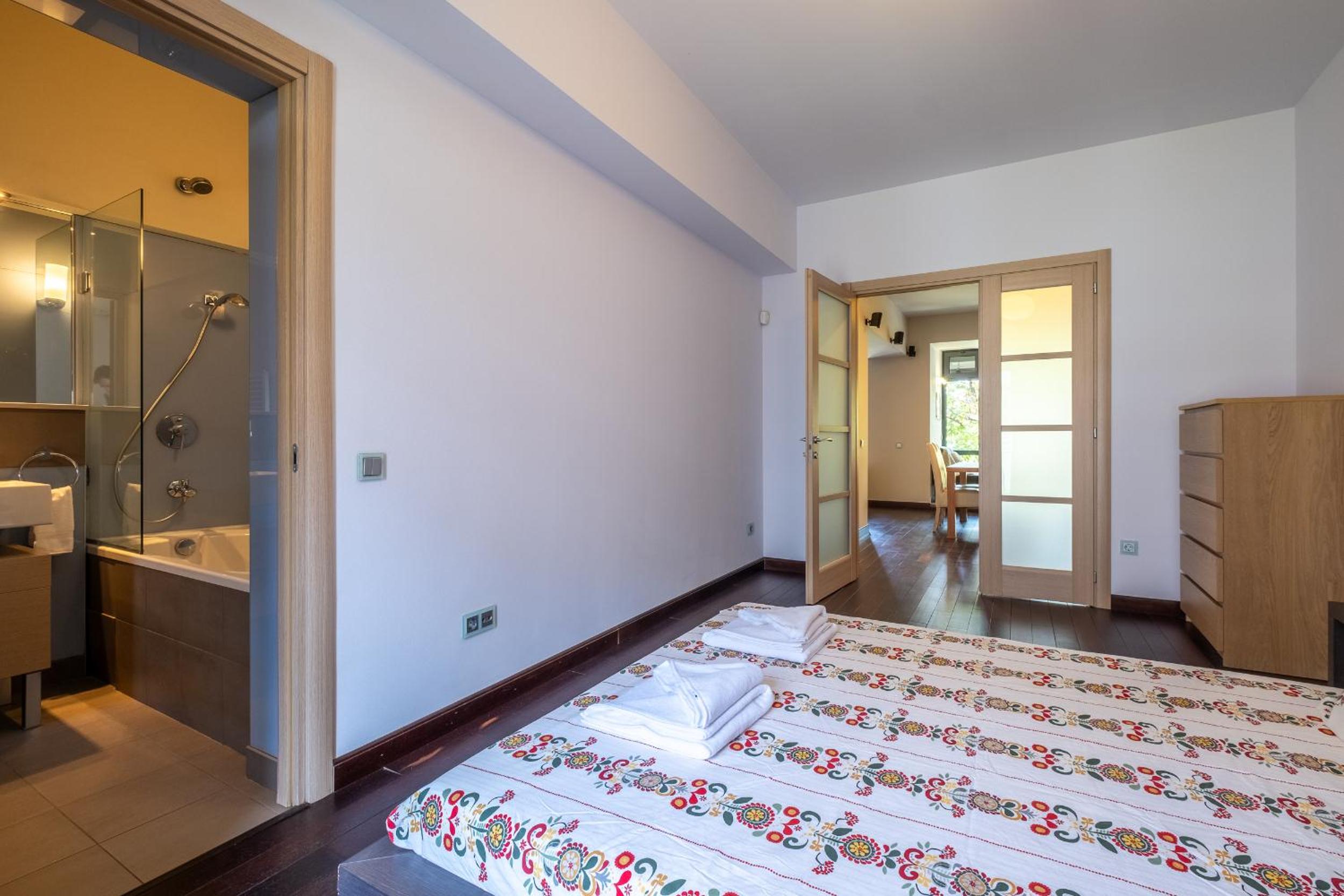 Spacious & Modern 2BD 2BA Flat - Prime Location by FM