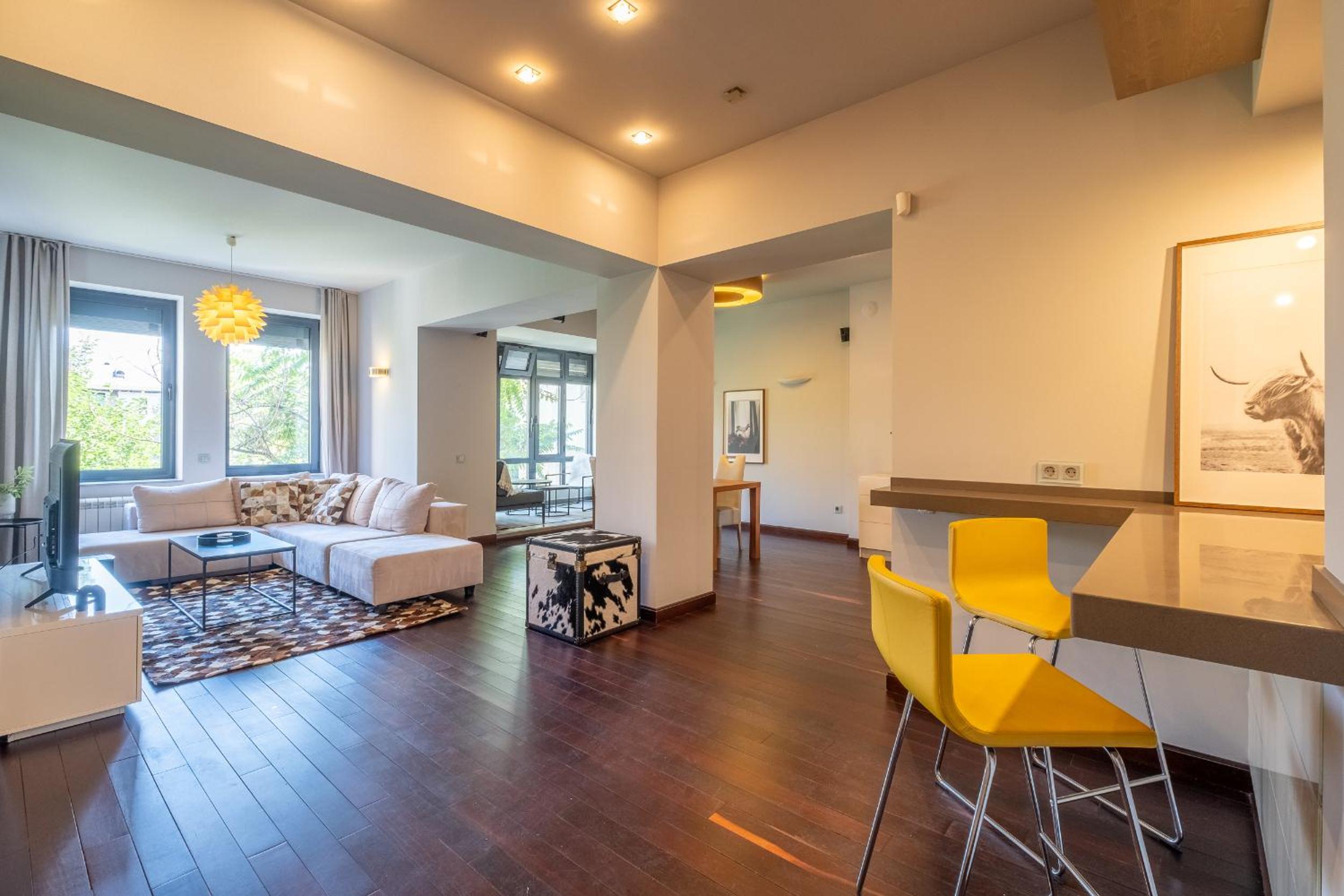 Spacious & Modern 2BD 2BA Flat - Prime Location by FM