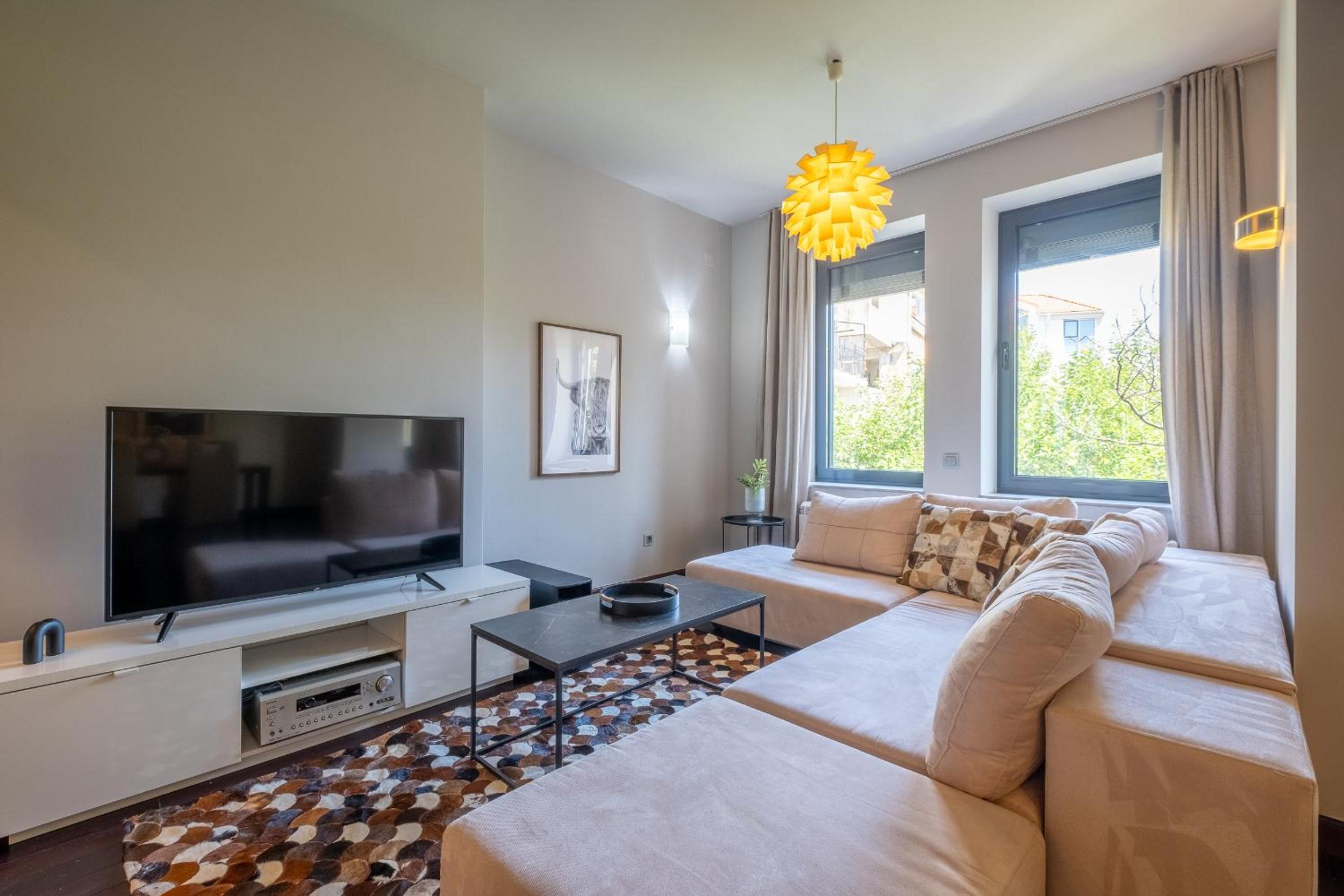 Spacious & Modern 2BD 2BA Flat - Prime Location by FM
