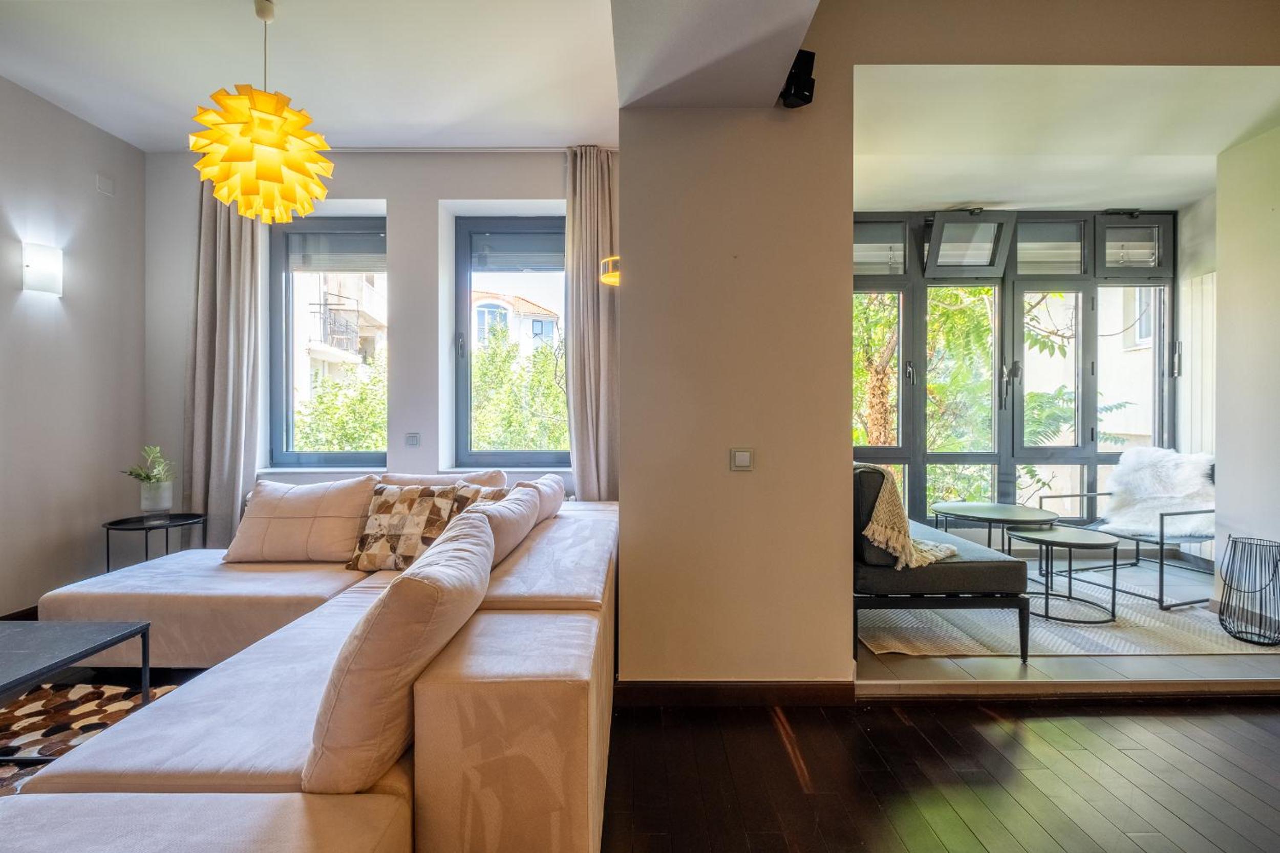 Spacious & Modern 2BD 2BA Flat - Prime Location by FM