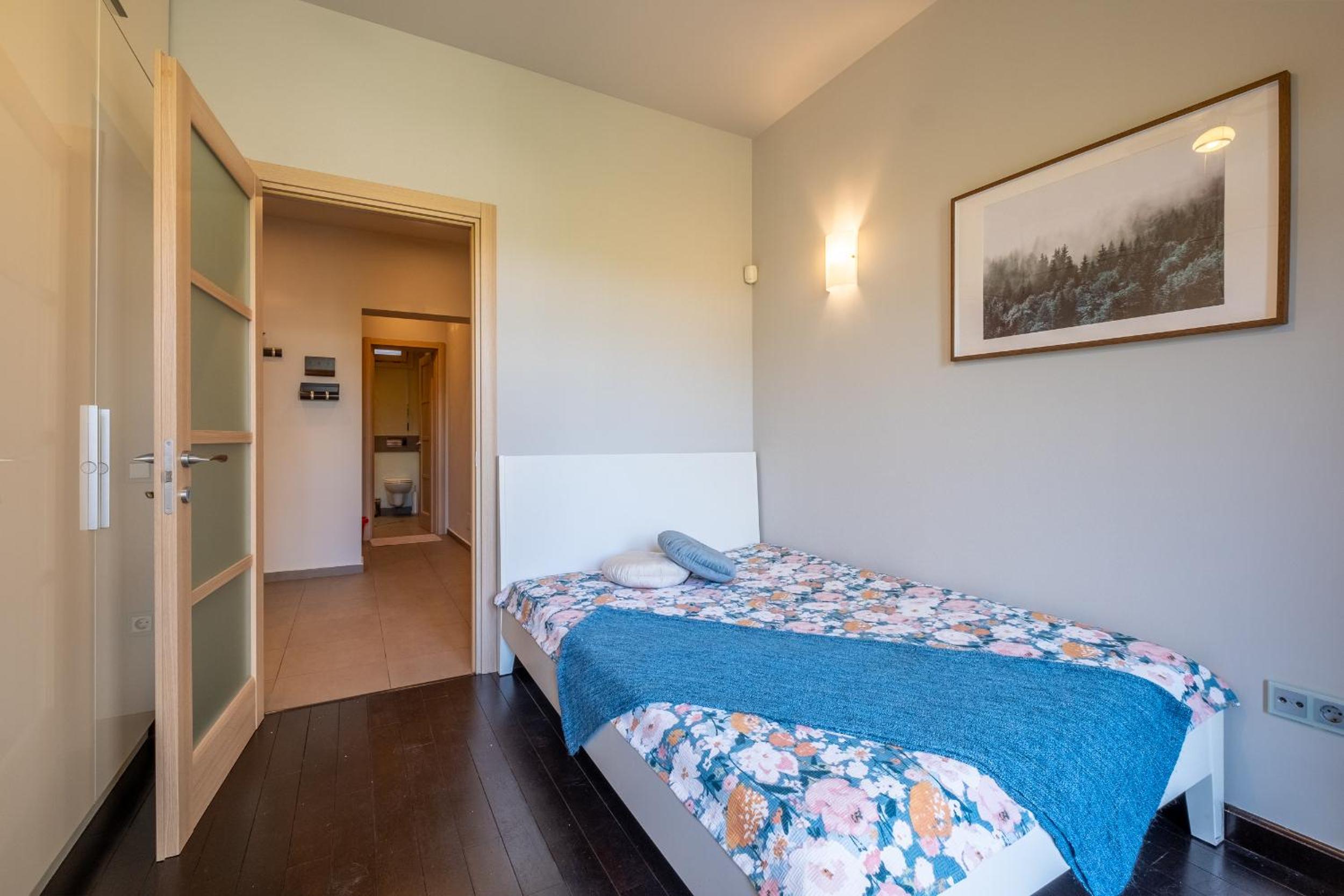 Spacious & Modern 2BD 2BA Flat - Prime Location by FM