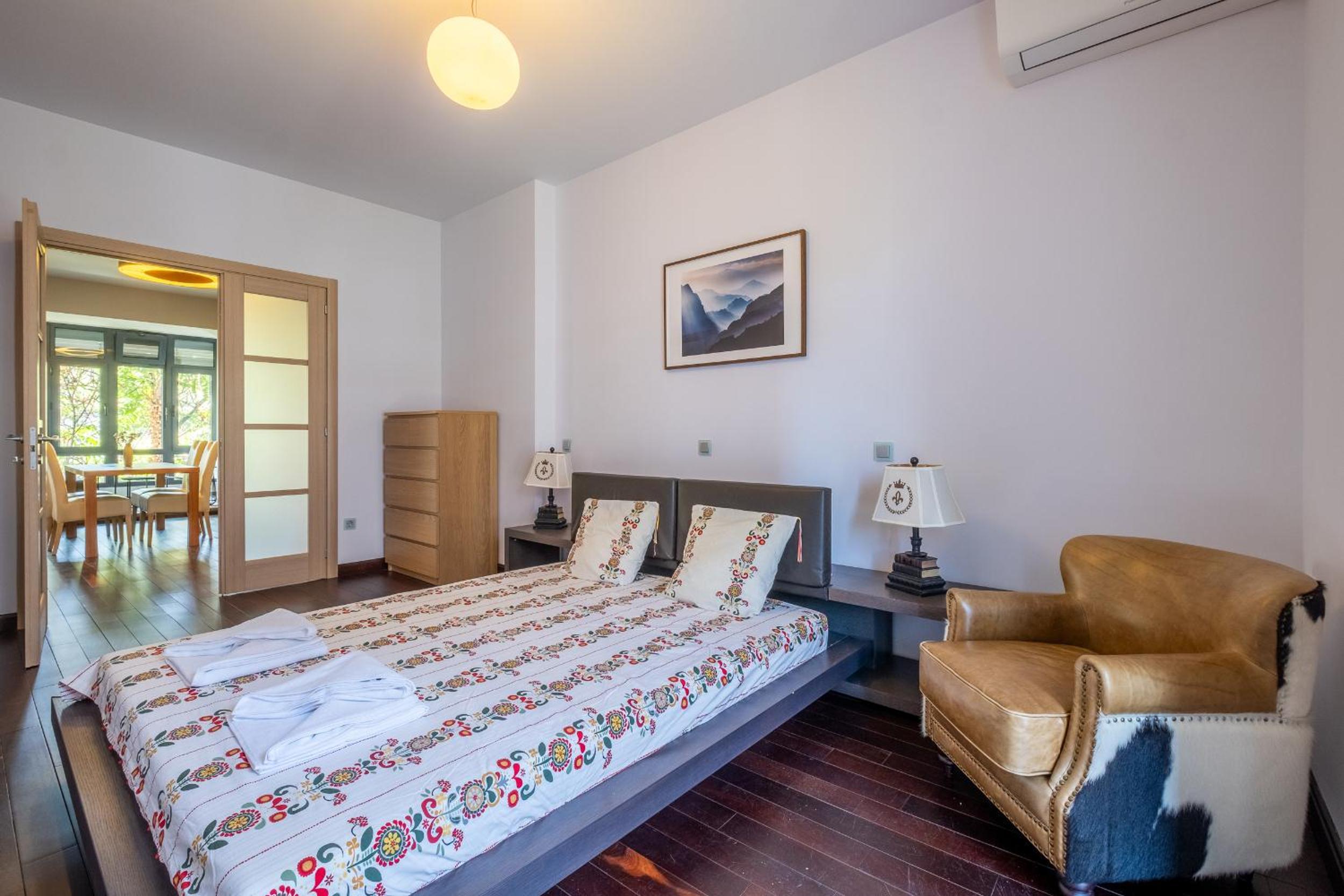 Spacious & Modern 2BD 2BA Flat - Prime Location by FM