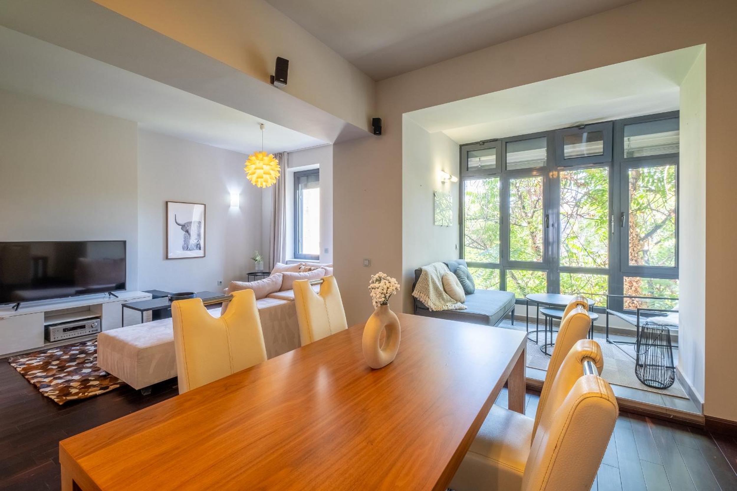 Spacious & Modern 2BD 2BA Flat - Prime Location by FM
