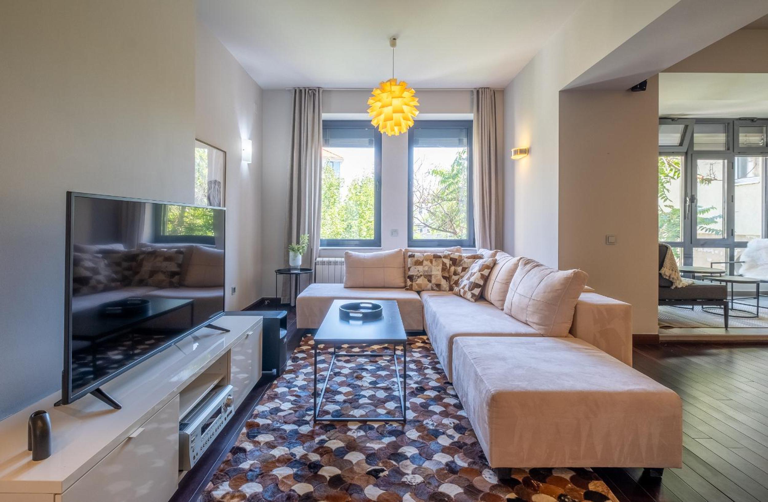 Spacious & Modern 2BD 2BA Flat - Prime Location by FM
