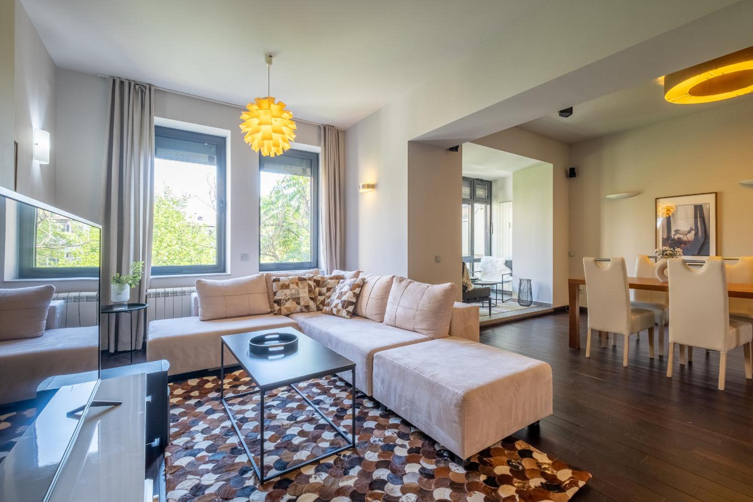 Spacious & Modern 2BD 2BA Flat - Prime Location by FM