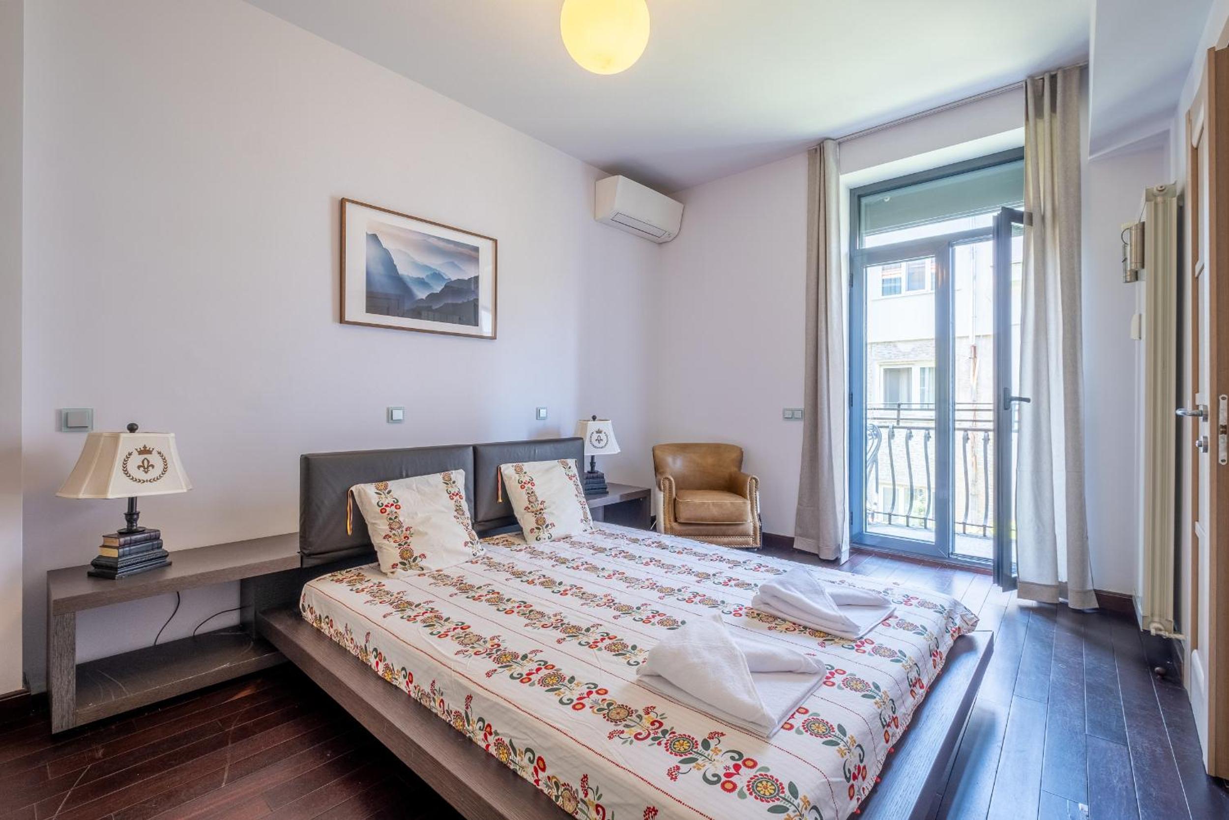 Spacious & Modern 2BD 2BA Flat - Prime Location by FM