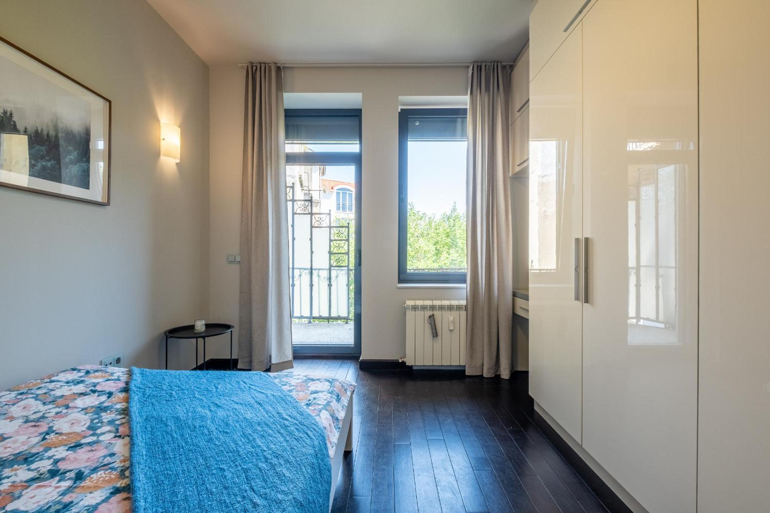Spacious & Modern 2BD 2BA Flat - Prime Location by FM