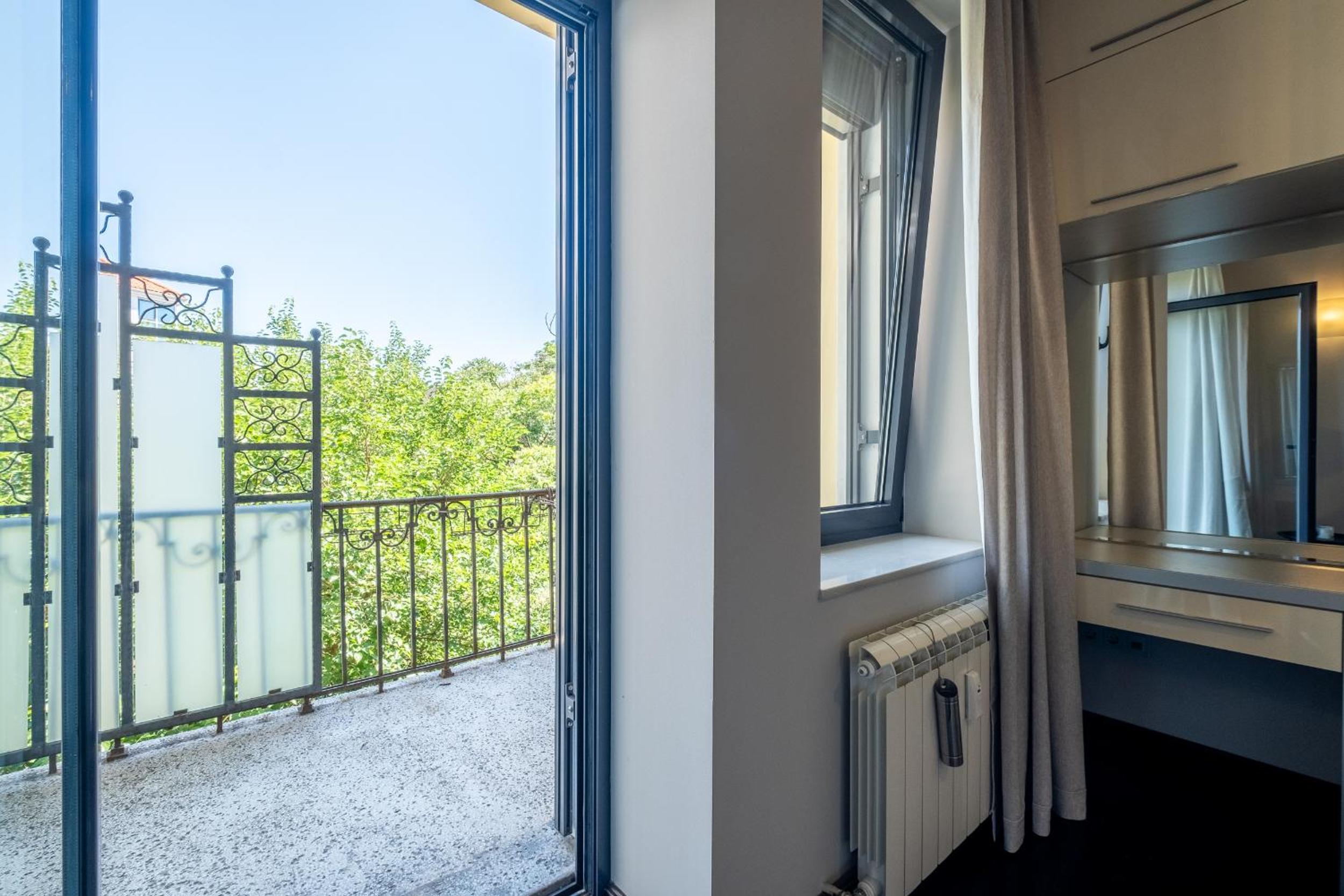 Spacious & Modern 2BD 2BA Flat - Prime Location by FM