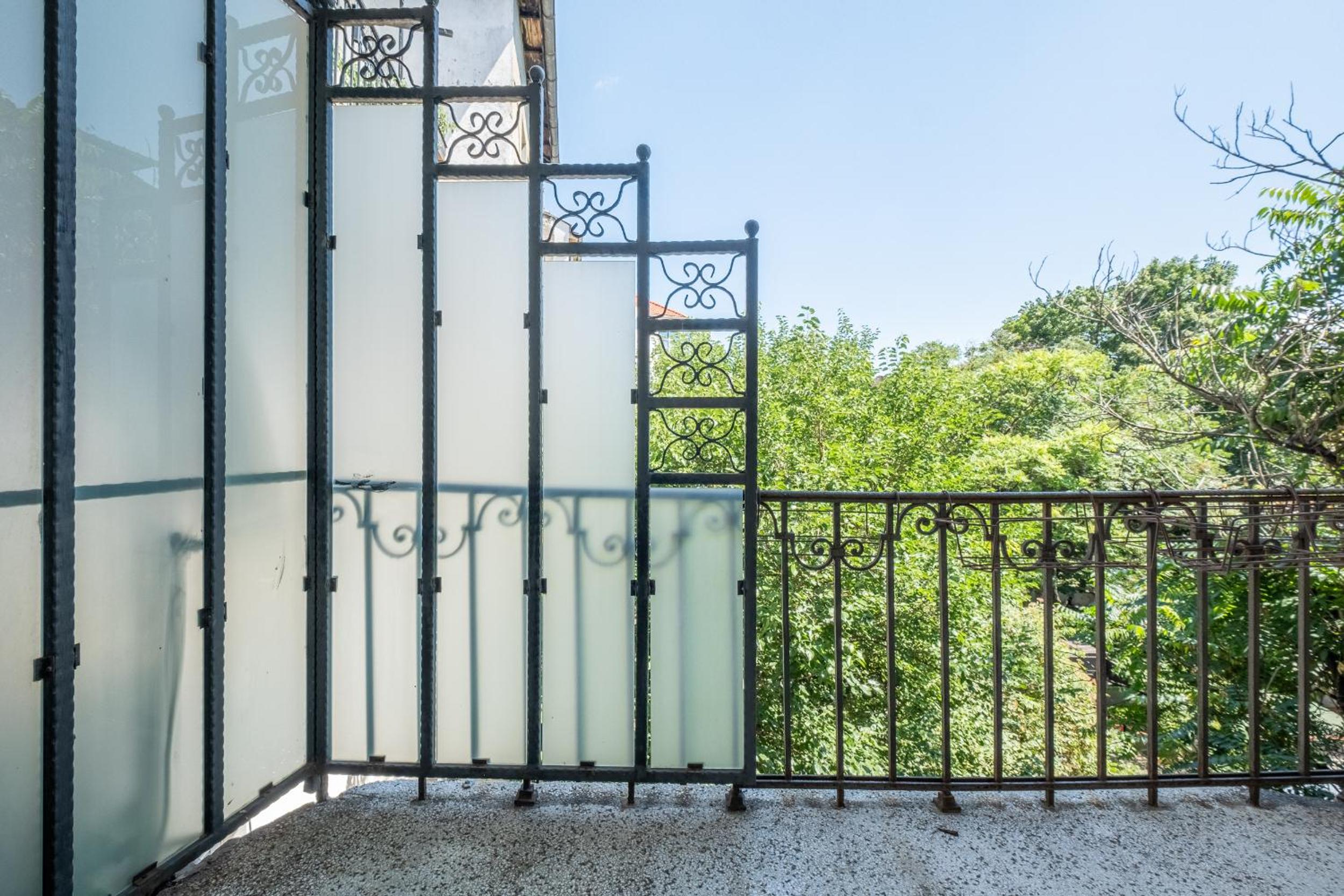 Spacious & Modern 2BD 2BA Flat - Prime Location by FM