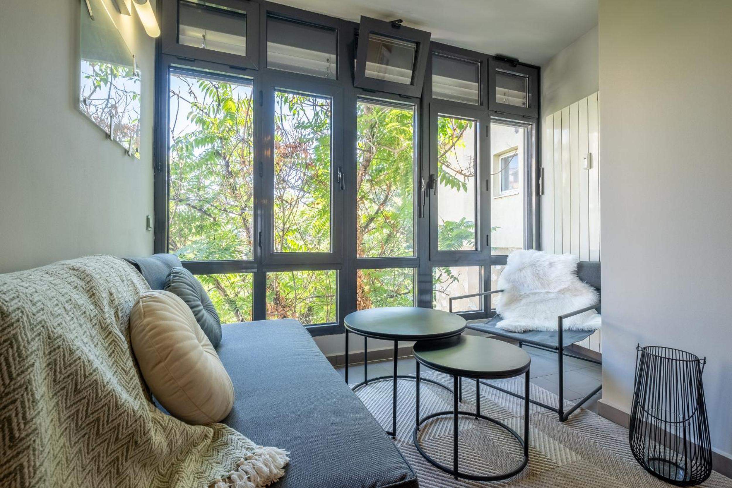 Spacious & Modern 2BD 2BA Flat - Prime Location by FM