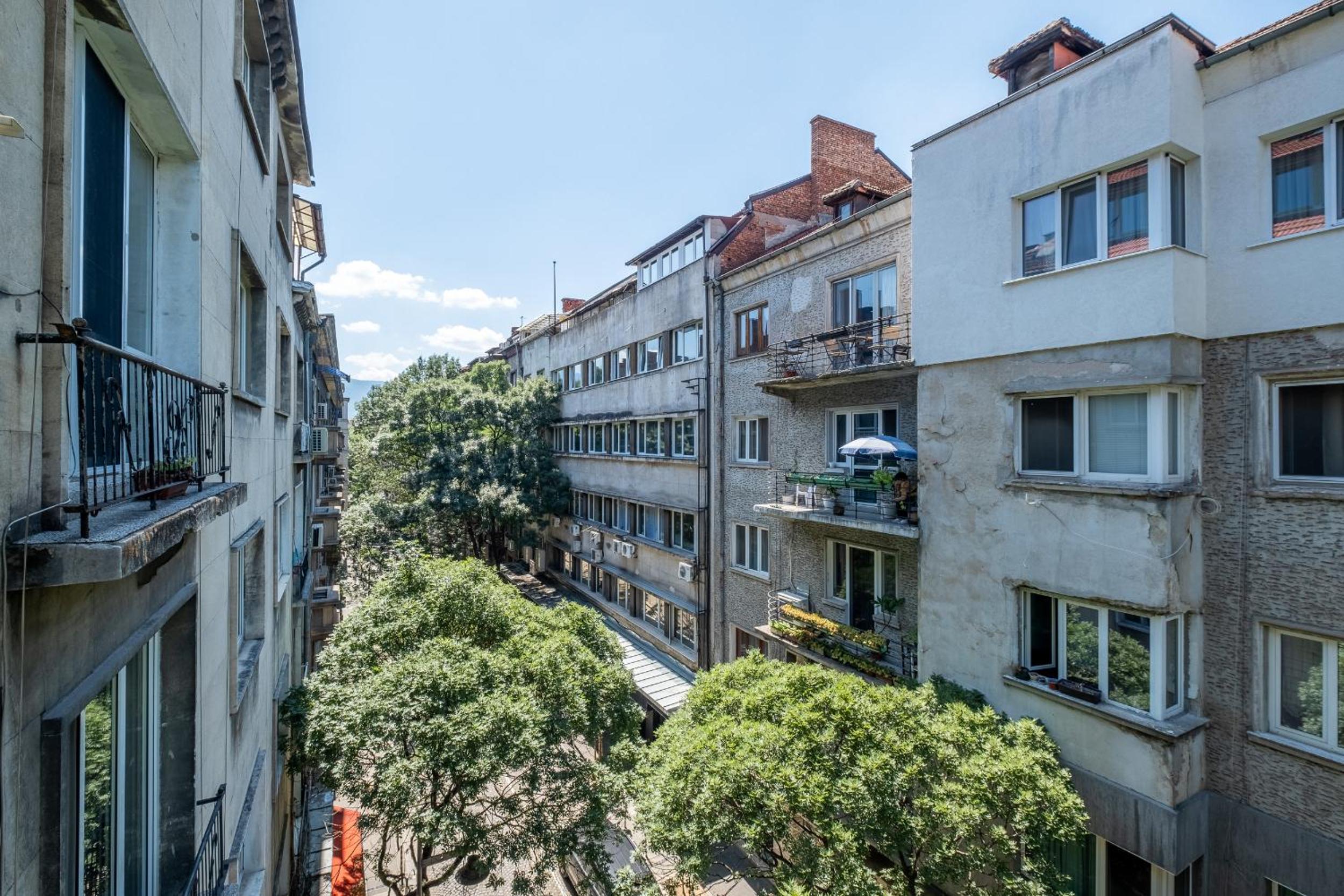 Spacious & Modern 2BD 2BA Flat - Prime Location by FM