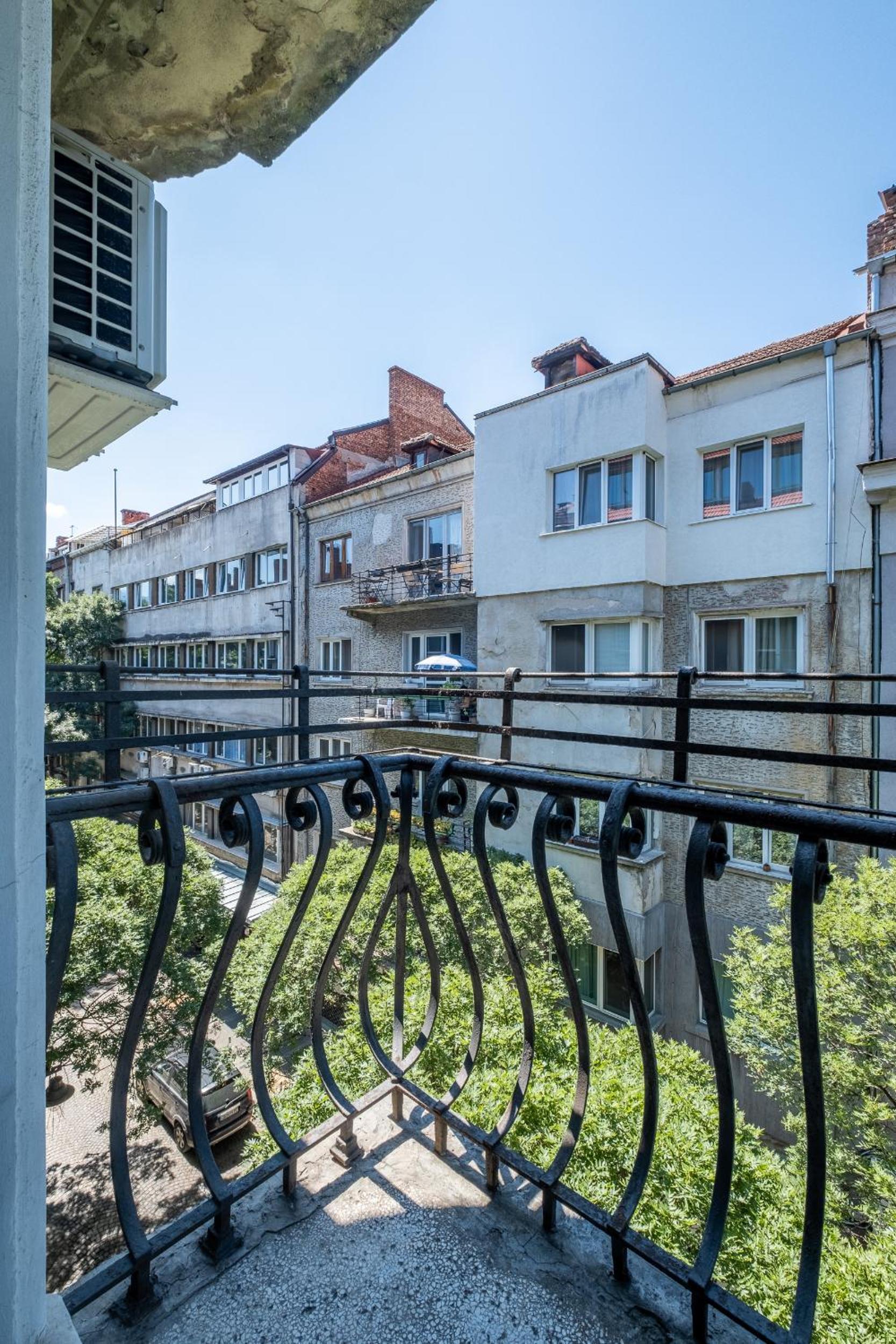 Spacious & Modern 2BD 2BA Flat - Prime Location by FM