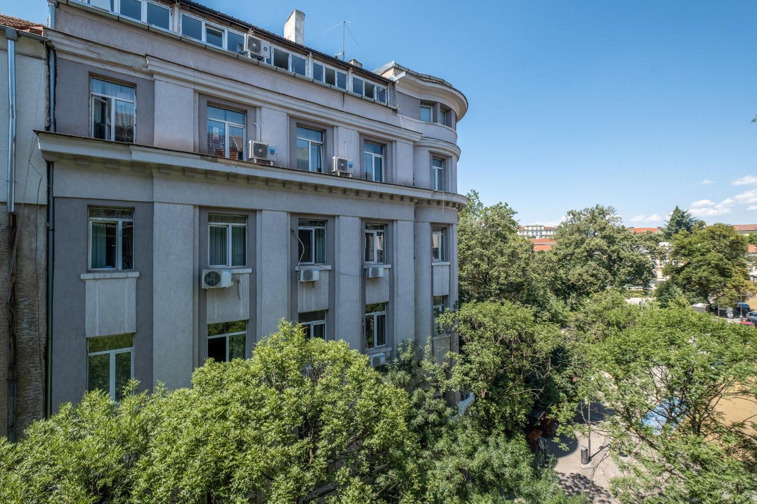 Spacious & Modern 2BD 2BA Flat - Prime Location by FM