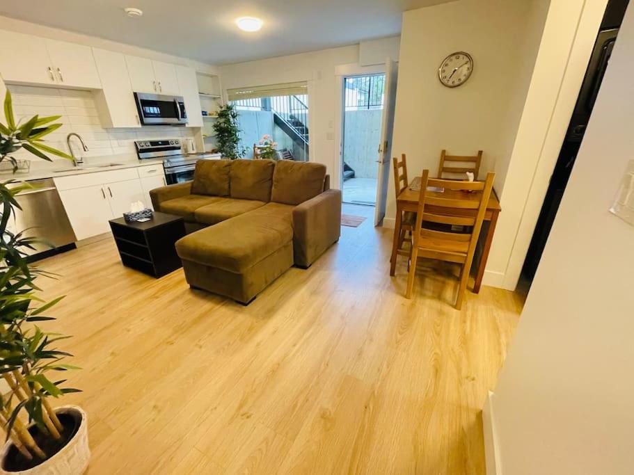 New 2BR Garden Suite,2Bath,AC,EV,Parkin,WIFI,Netfl