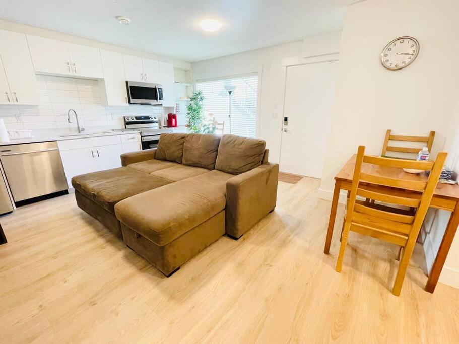 New 2BR Garden Suite,2Bath,AC,EV,Parkin,WIFI,Netfl