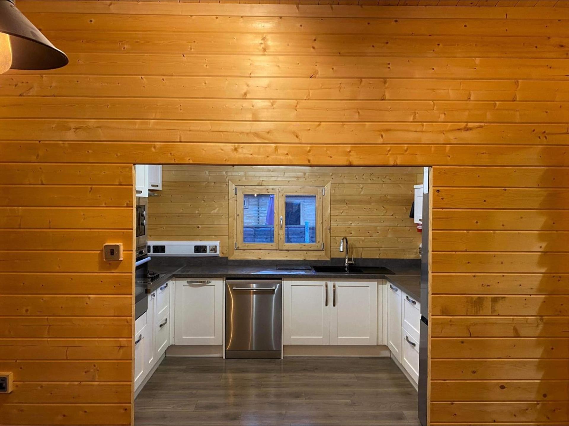 Inviting 2-Bedroom Cabin in Ashton Under Hill view 5