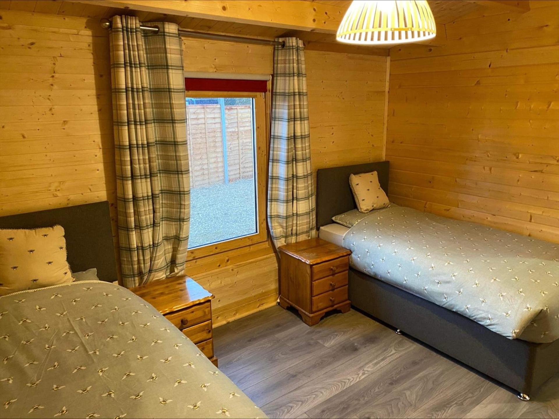 Inviting 2-Bedroom Cabin in Ashton Under Hill view 2