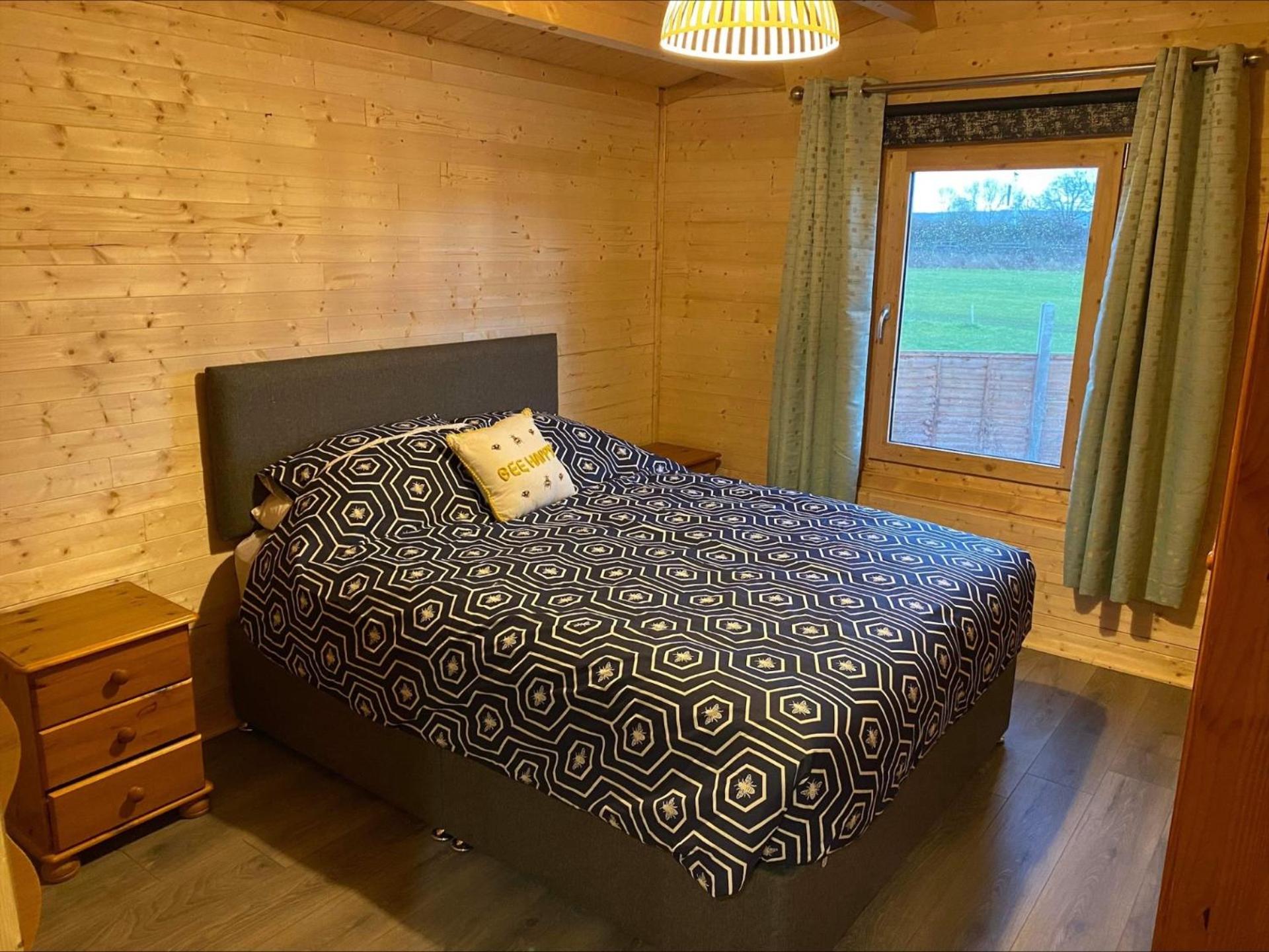 Inviting 2-Bedroom Cabin in Ashton Under Hill view 3