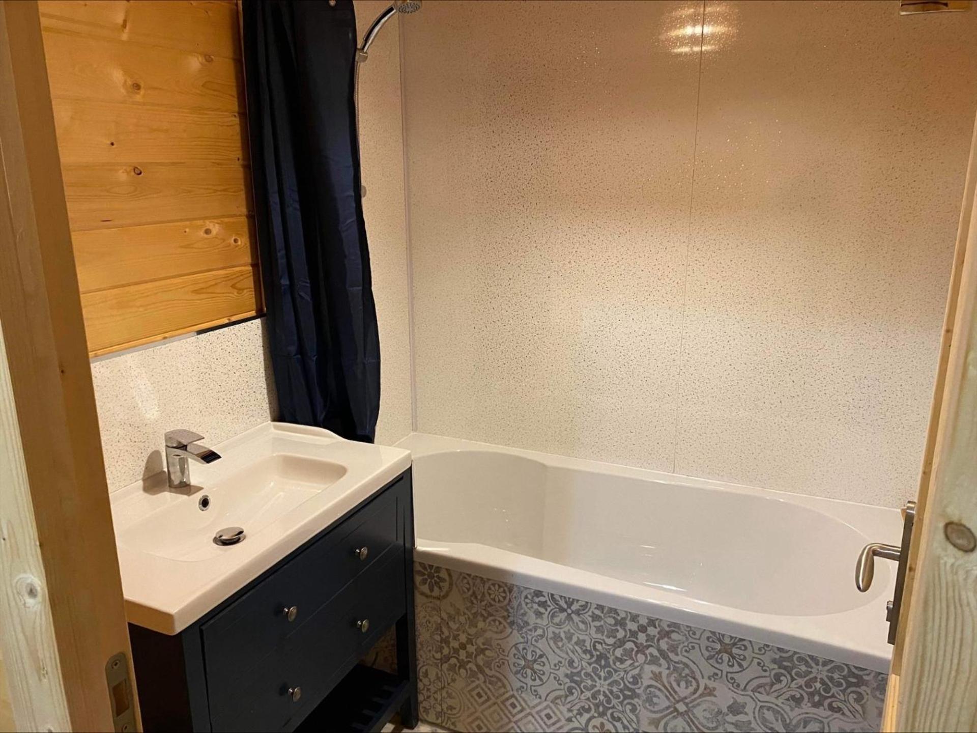 Inviting 2-Bedroom Cabin in Ashton Under Hill view 4