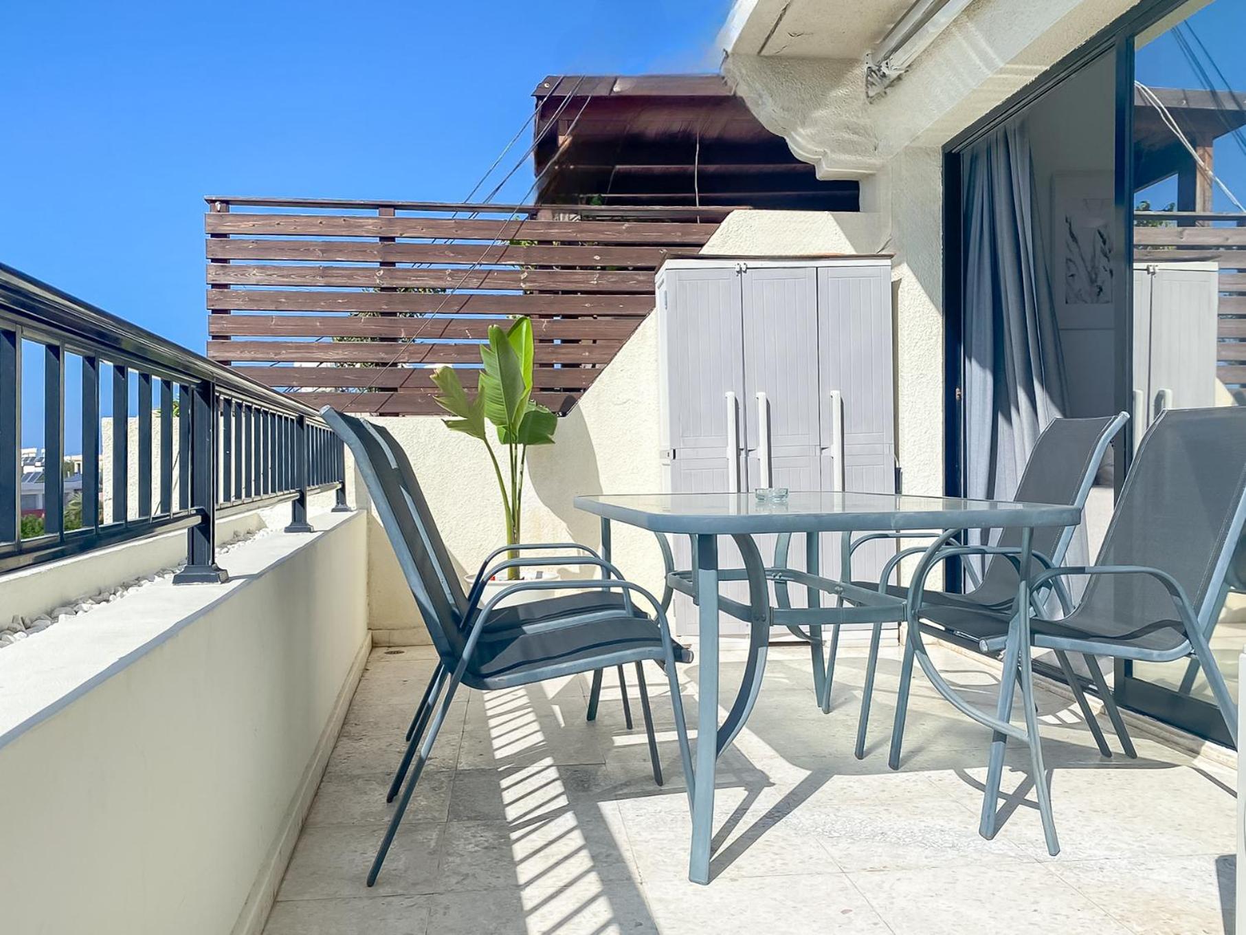 Phaedrus Living: Byzantium Modern City Flat