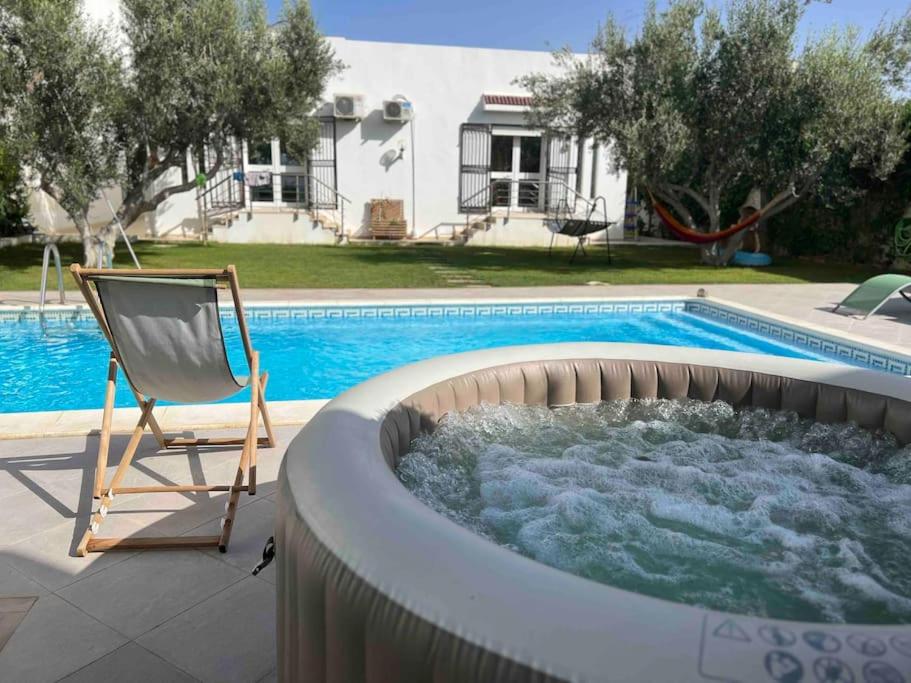 Splendide villa avec piscine, jacuzzi et jardin view 3