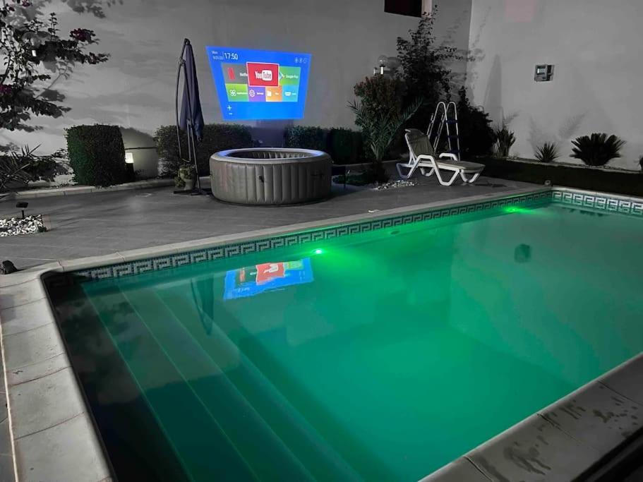 Splendide villa avec piscine, jacuzzi et jardin view 5