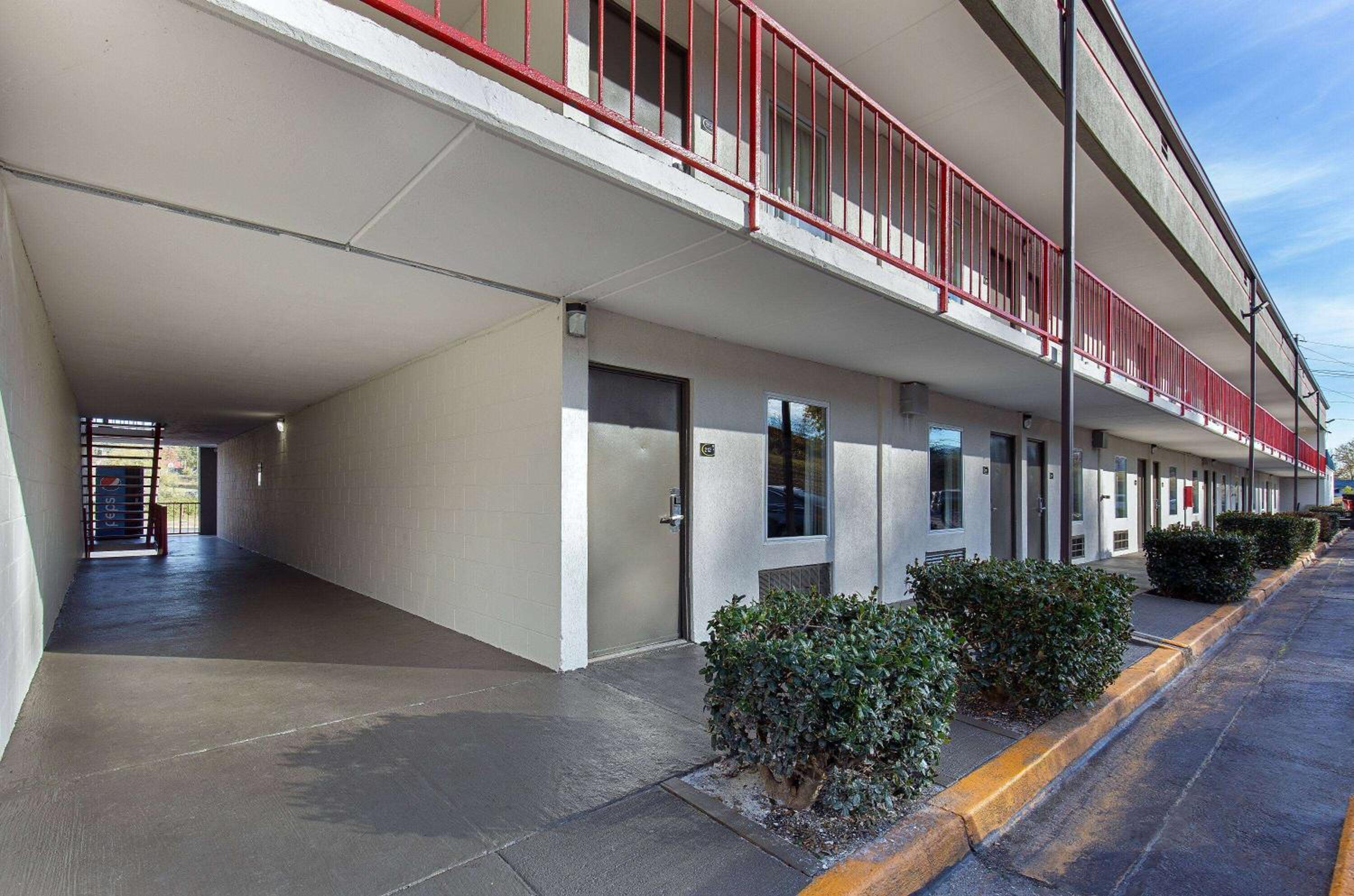 Super 8 by Wyndham Kingsport view 3