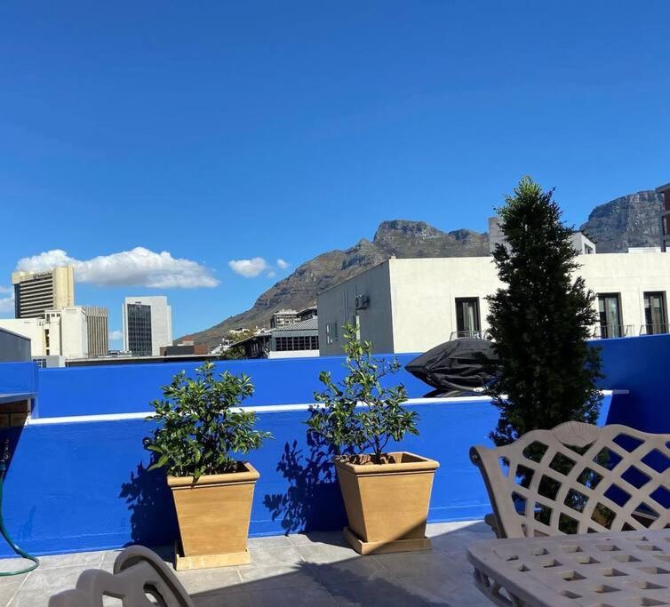 Modern city townhouse with rooftop terrace view 3