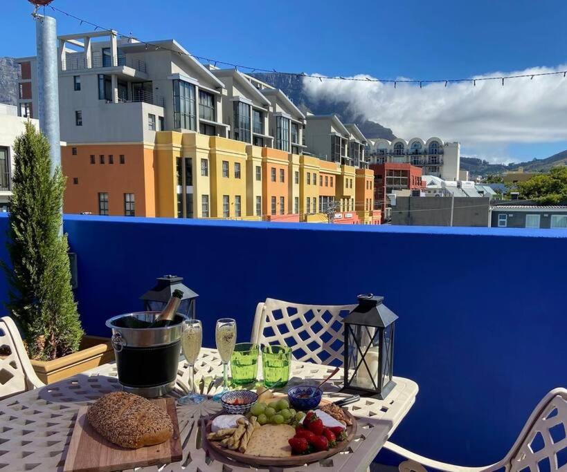 Modern city townhouse with rooftop terrace view 4