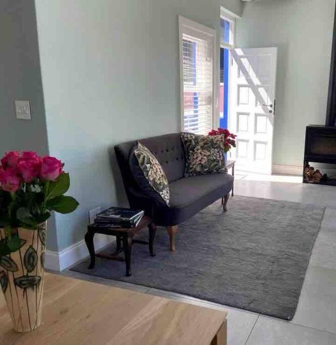 Modern city townhouse with rooftop terrace view 5