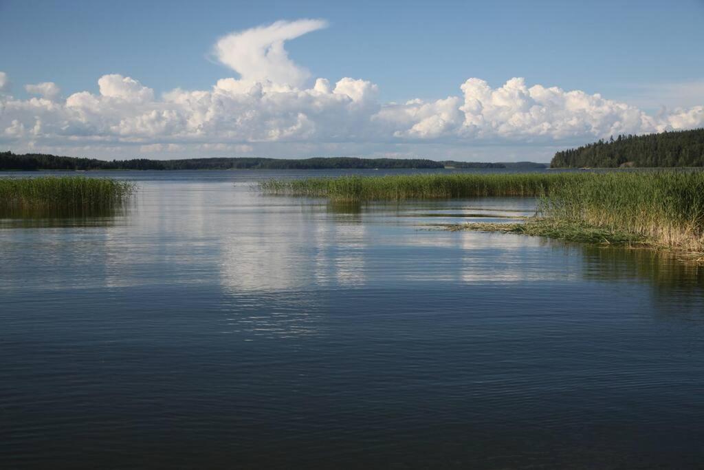 Strömman mökki rannalla autotien päässä.